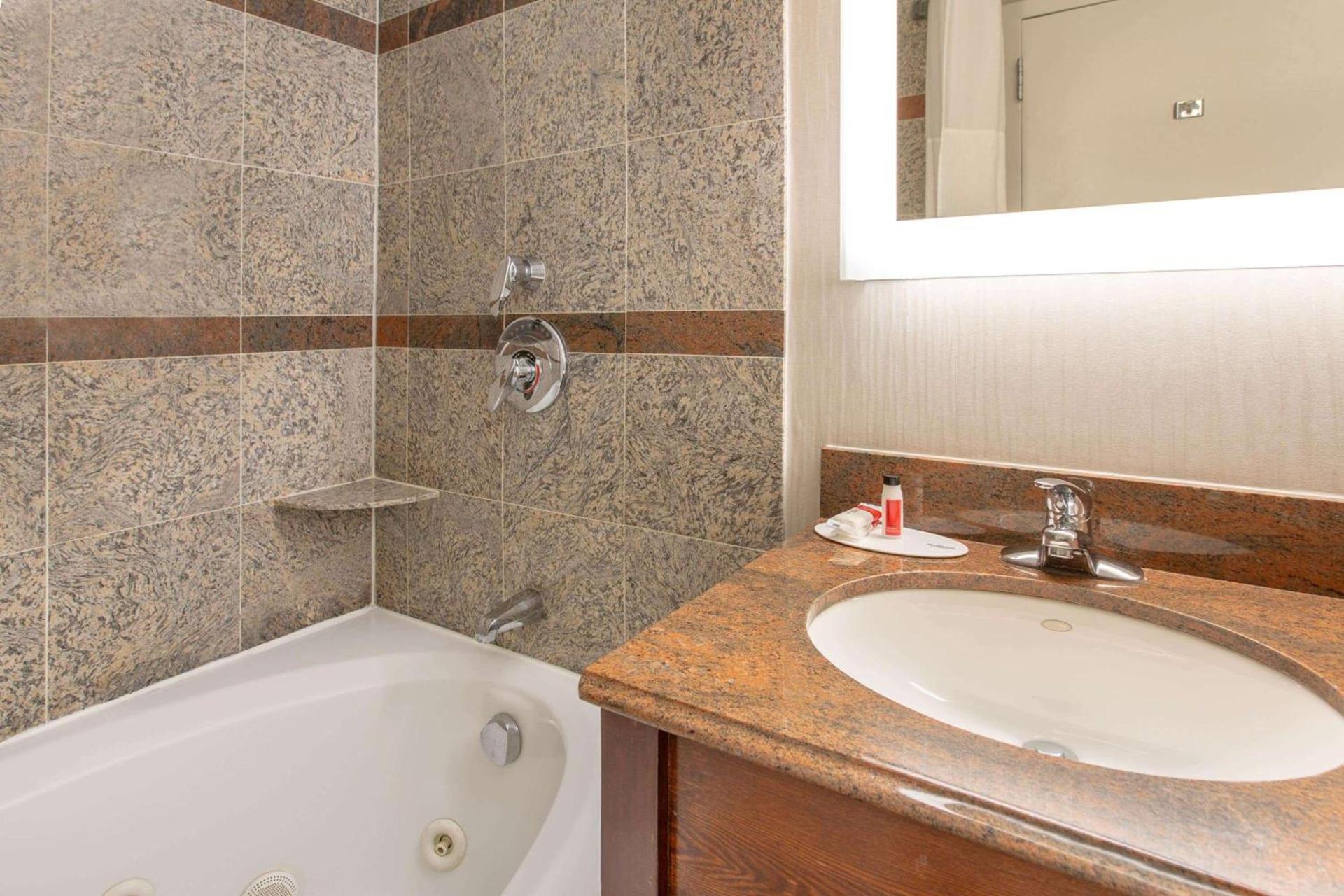Days Inn by Wyndham Lanham Washington DC photo 16