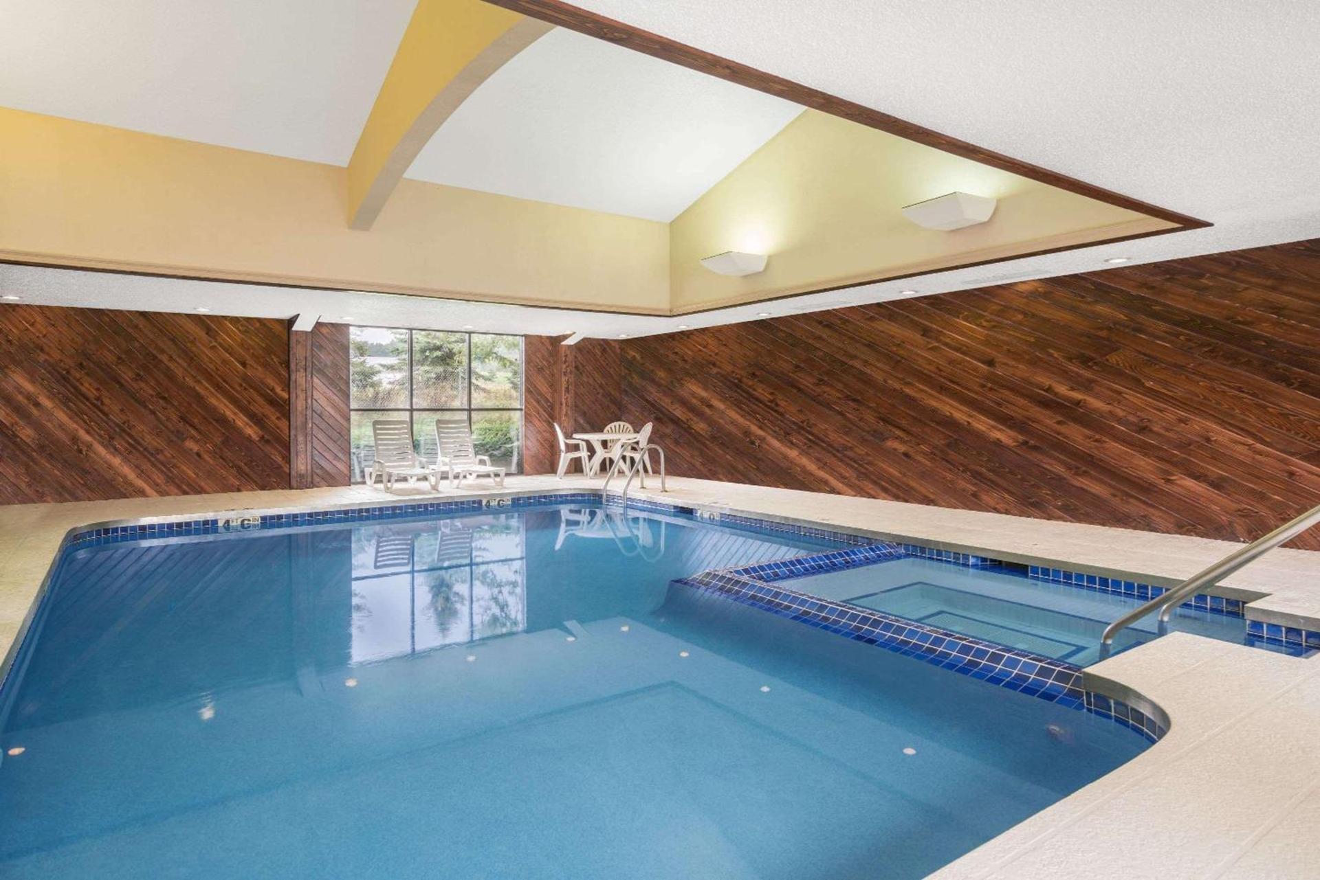 Super 8 by Wyndham Wausau photo 7