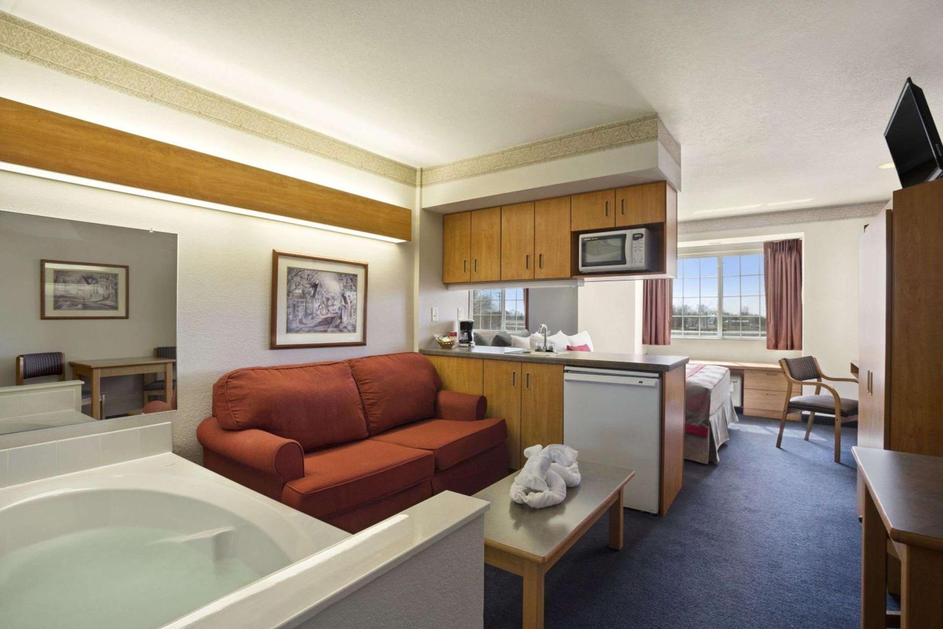 Ramada Limited Bloomington IL I-74/I-55 photo 7