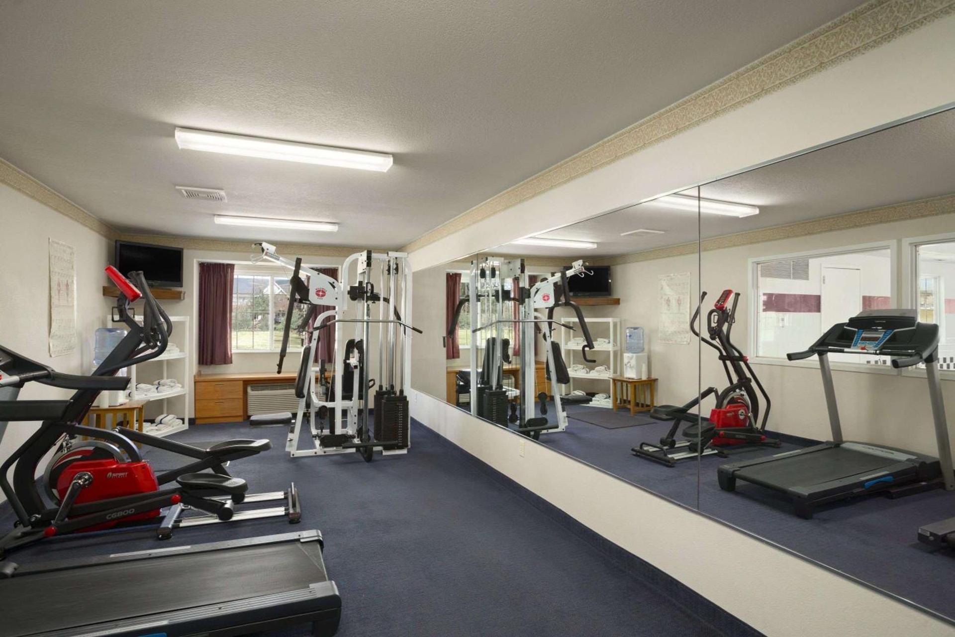 Ramada Limited Bloomington IL I-74/I-55 photo 2