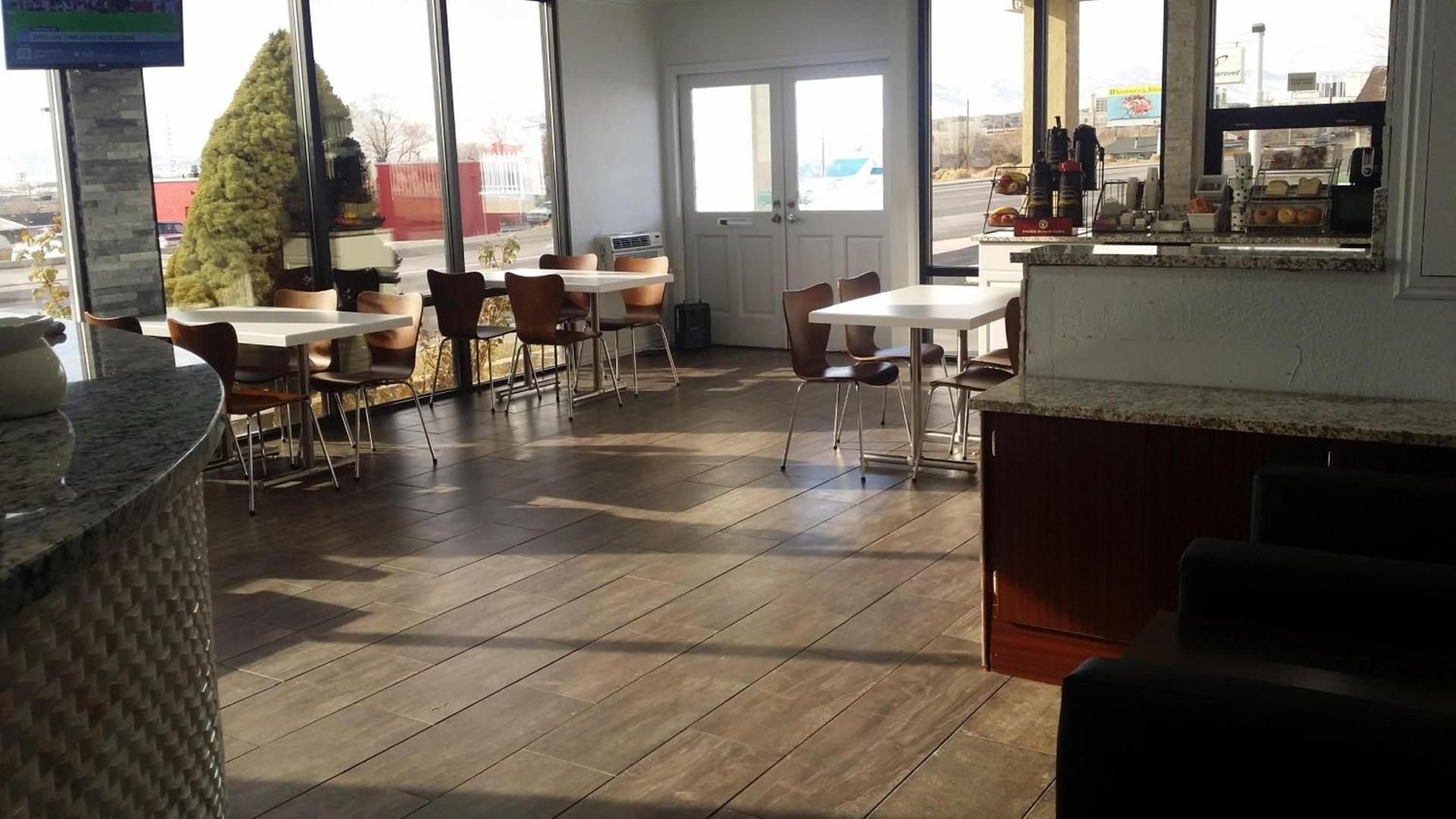Super 8 by Wyndham Wendover photo 22