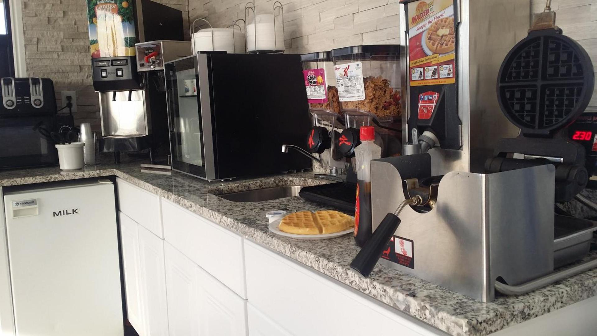 Super 8 by Wyndham Wendover photo 15