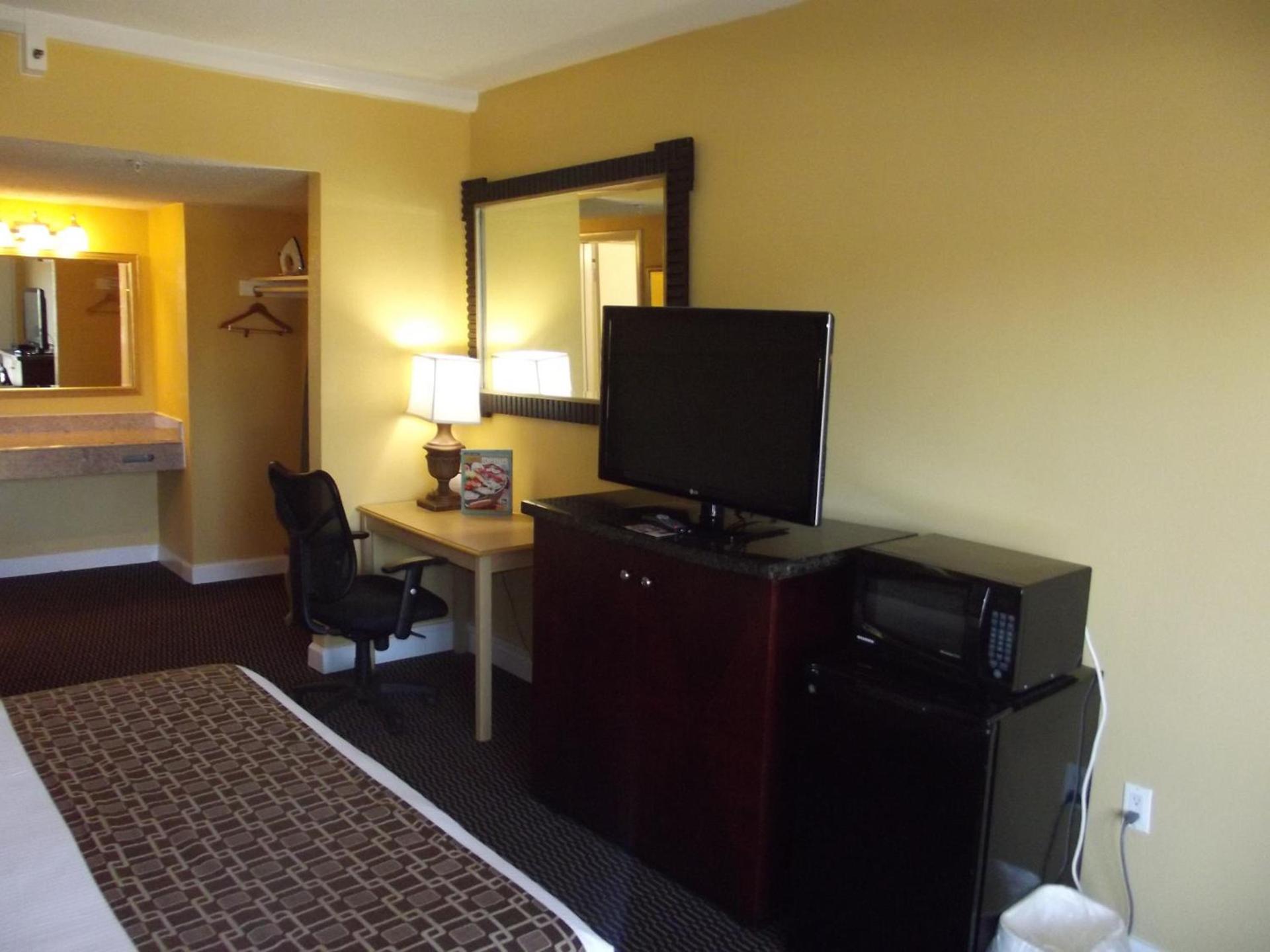 Ambassadors Inn & Suites photo 5