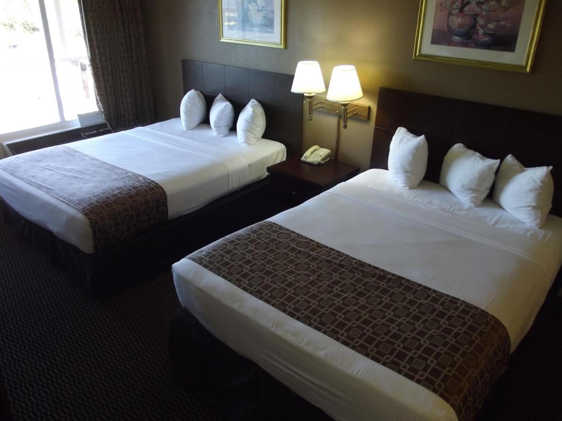 Ambassadors Inn & Suites photo 4
