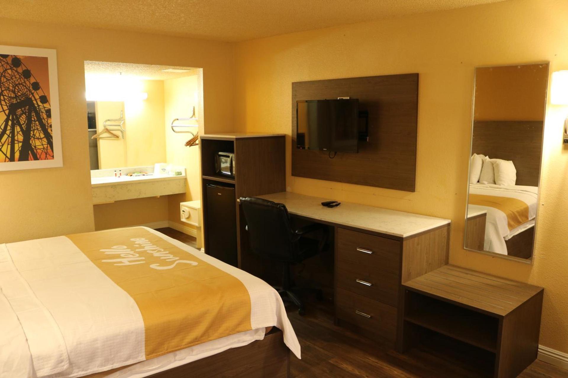 Days Inn by Wyndham Fresno South photo 30