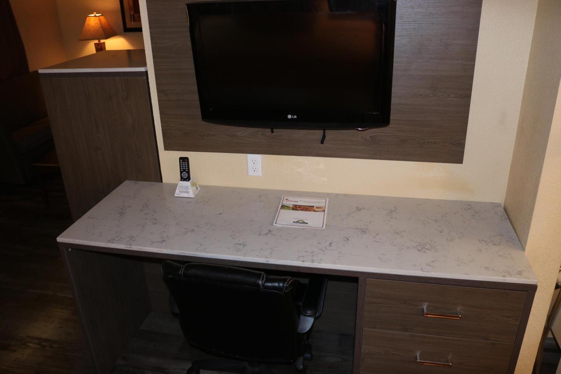 Days Inn by Wyndham Fresno South photo 41