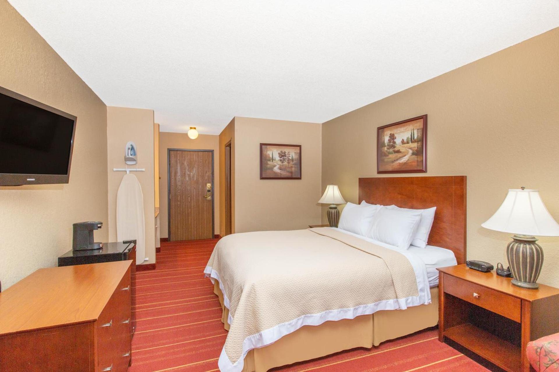 Days Inn by Wyndham Salina I-70 photo 51