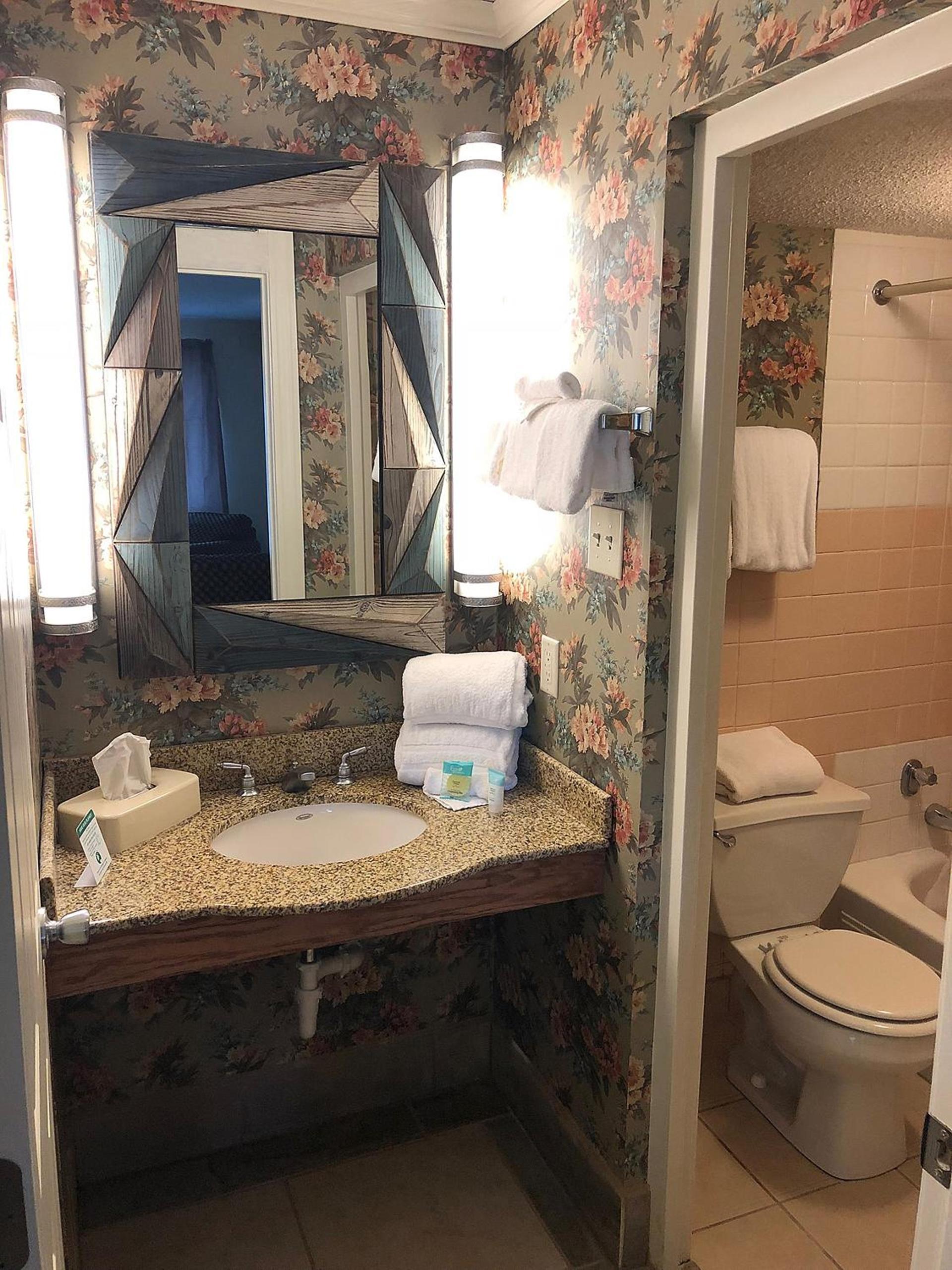 Cascades Inn photo 27