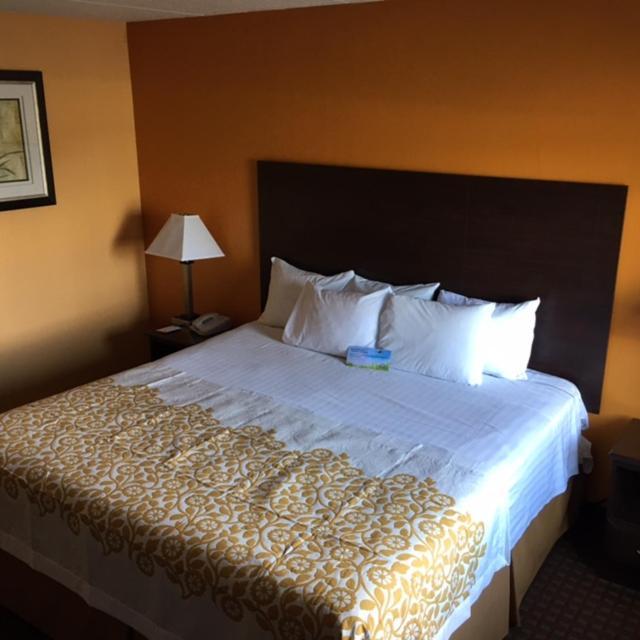 Days Inn by Wyndham Queensbury/Lake George photo 38
