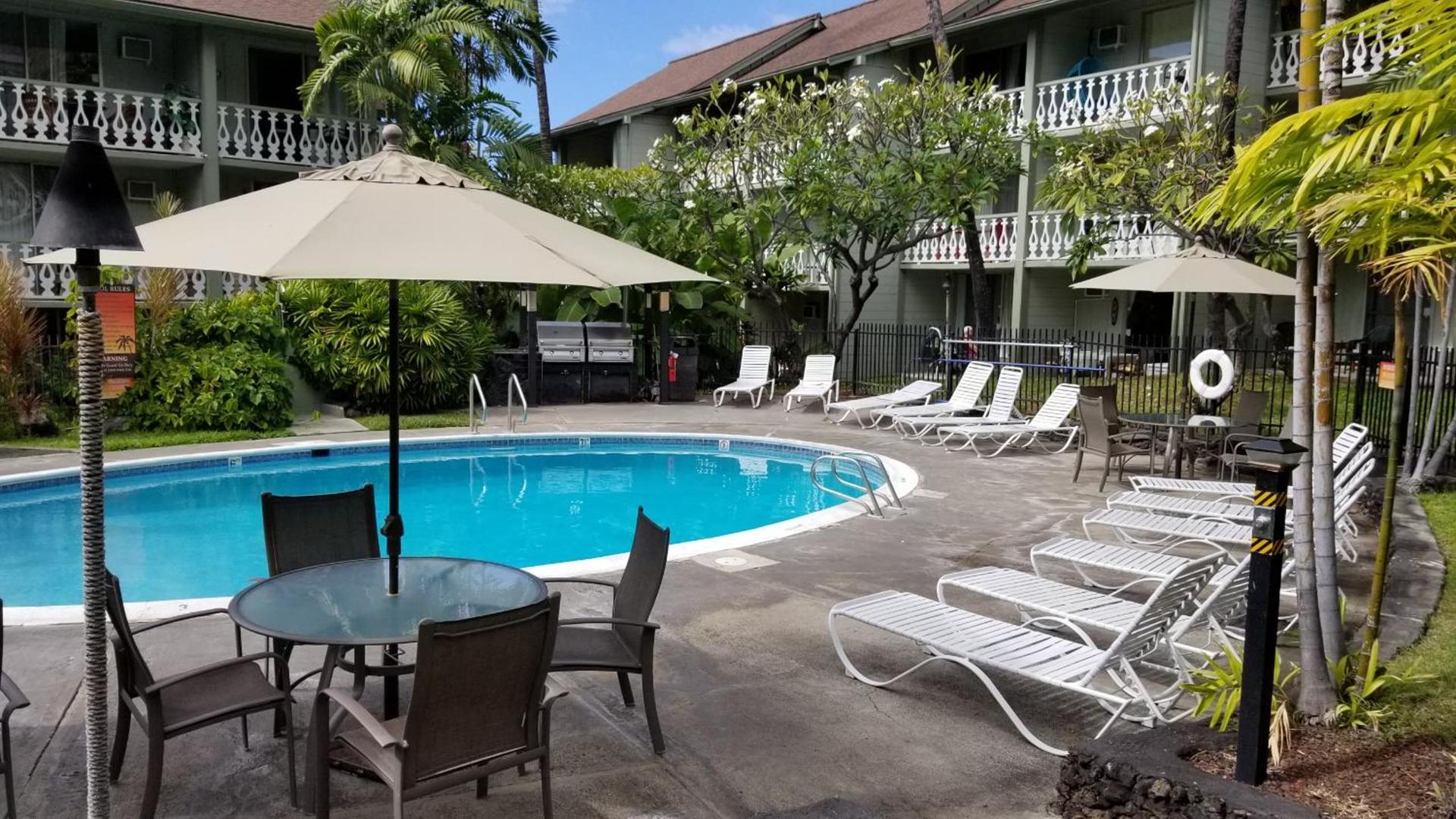Kona Islander Inn - Prime Downtown Location with Hot Tub, Pool & Beach photo 7