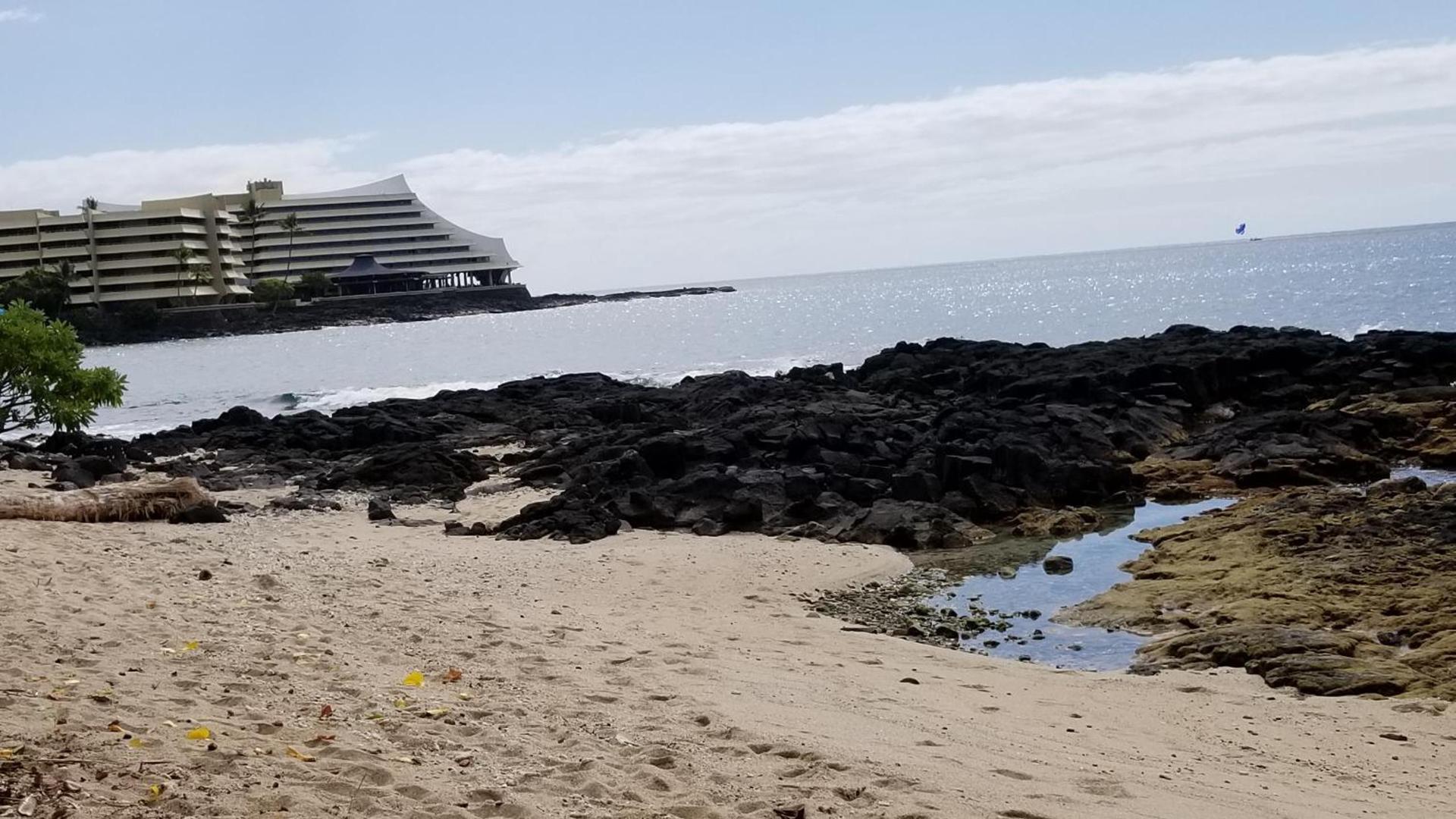 Kona Islander Inn - Prime Downtown Location with Hot Tub, Pool & Beach photo 9