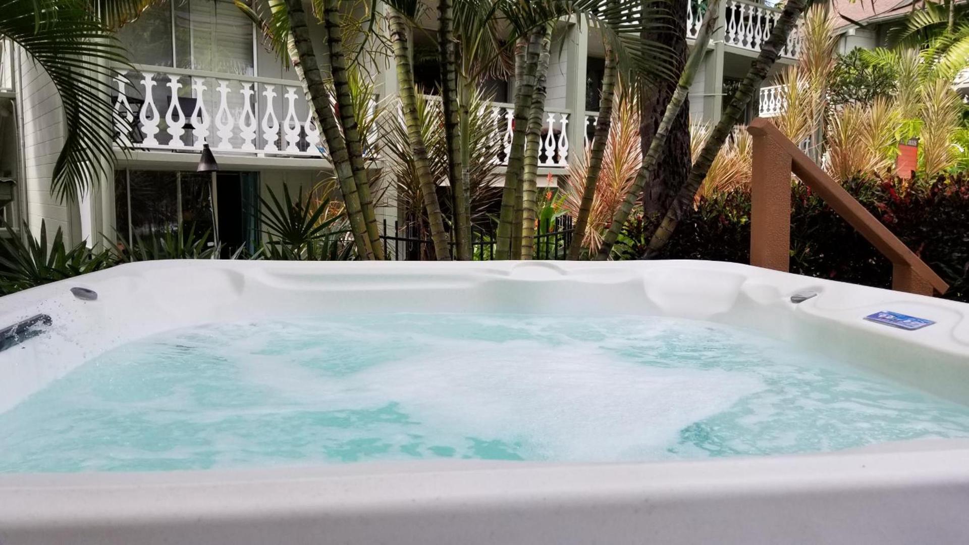 Kona Islander Inn - Prime Downtown Location with Hot Tub, Pool & Beach photo 3