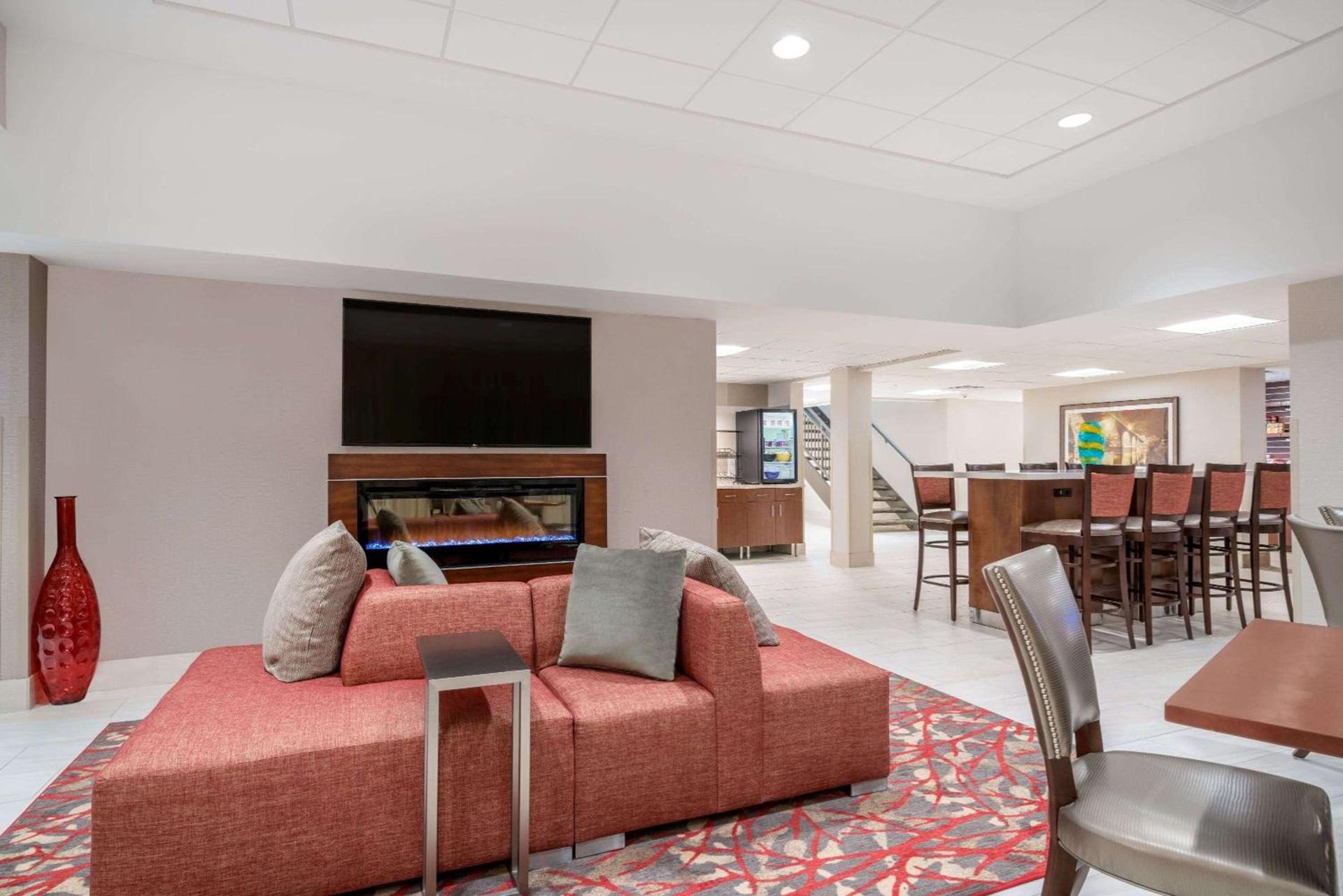 Ramada by Wyndham Minneapolis Golden Valley photo 39