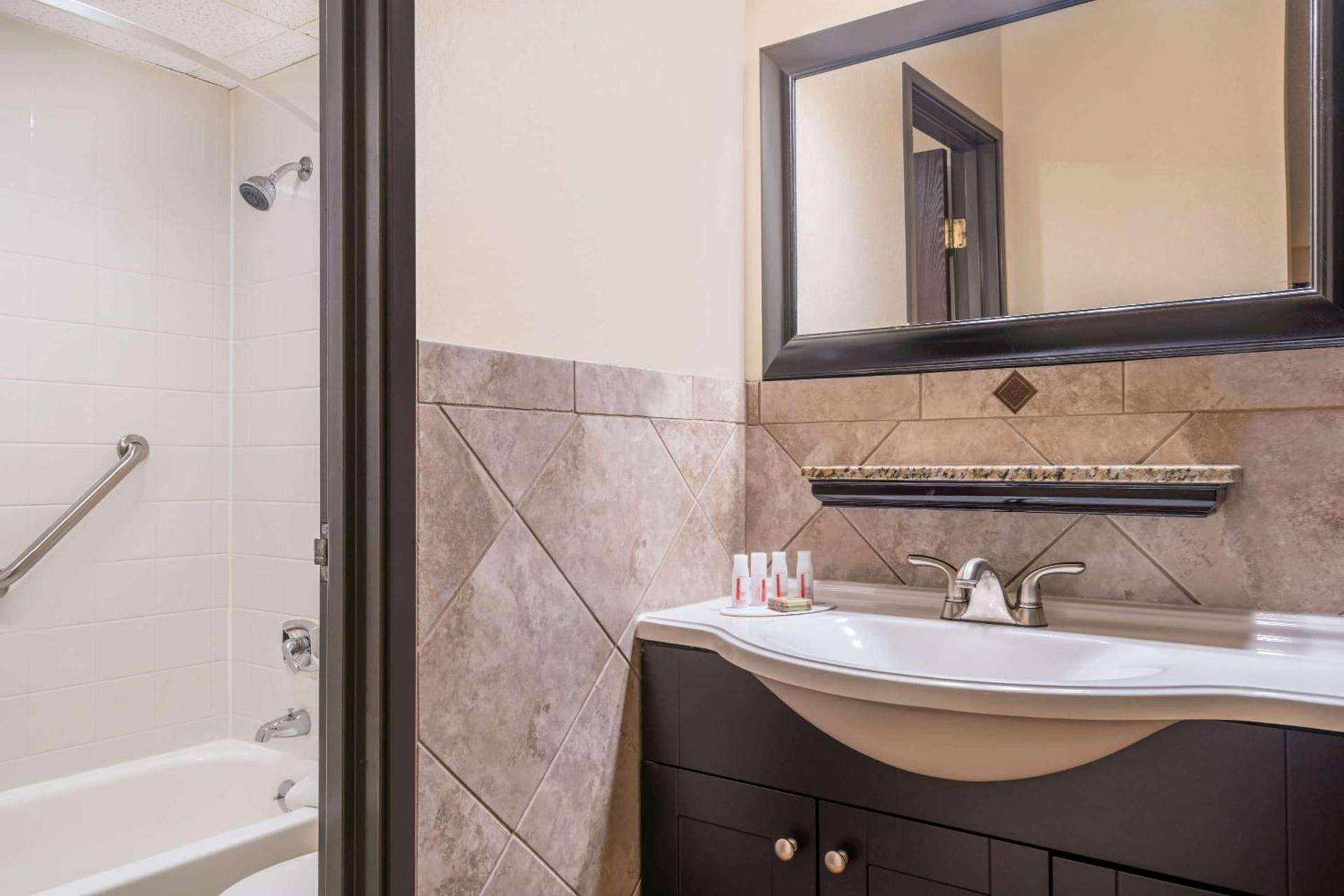 Ramada by Wyndham Minneapolis Golden Valley photo 50