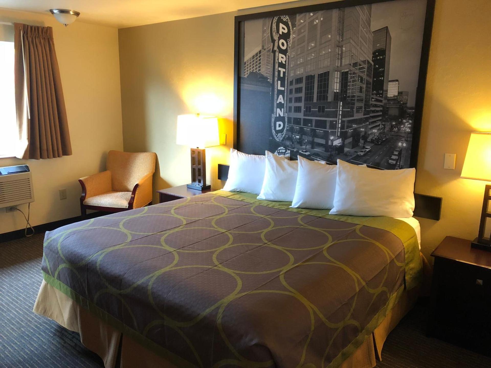 Super 8 by Wyndham Woodburn photo 10
