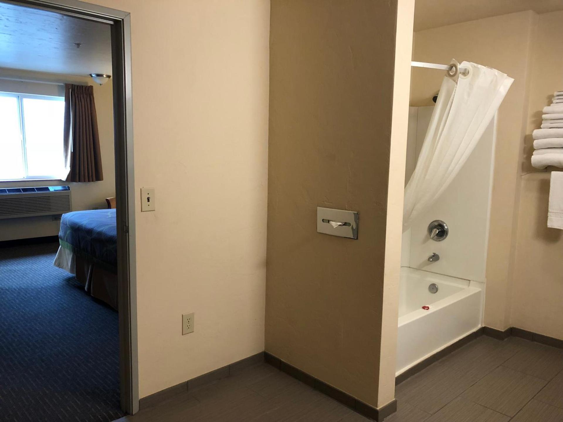 Super 8 by Wyndham Woodburn photo 11