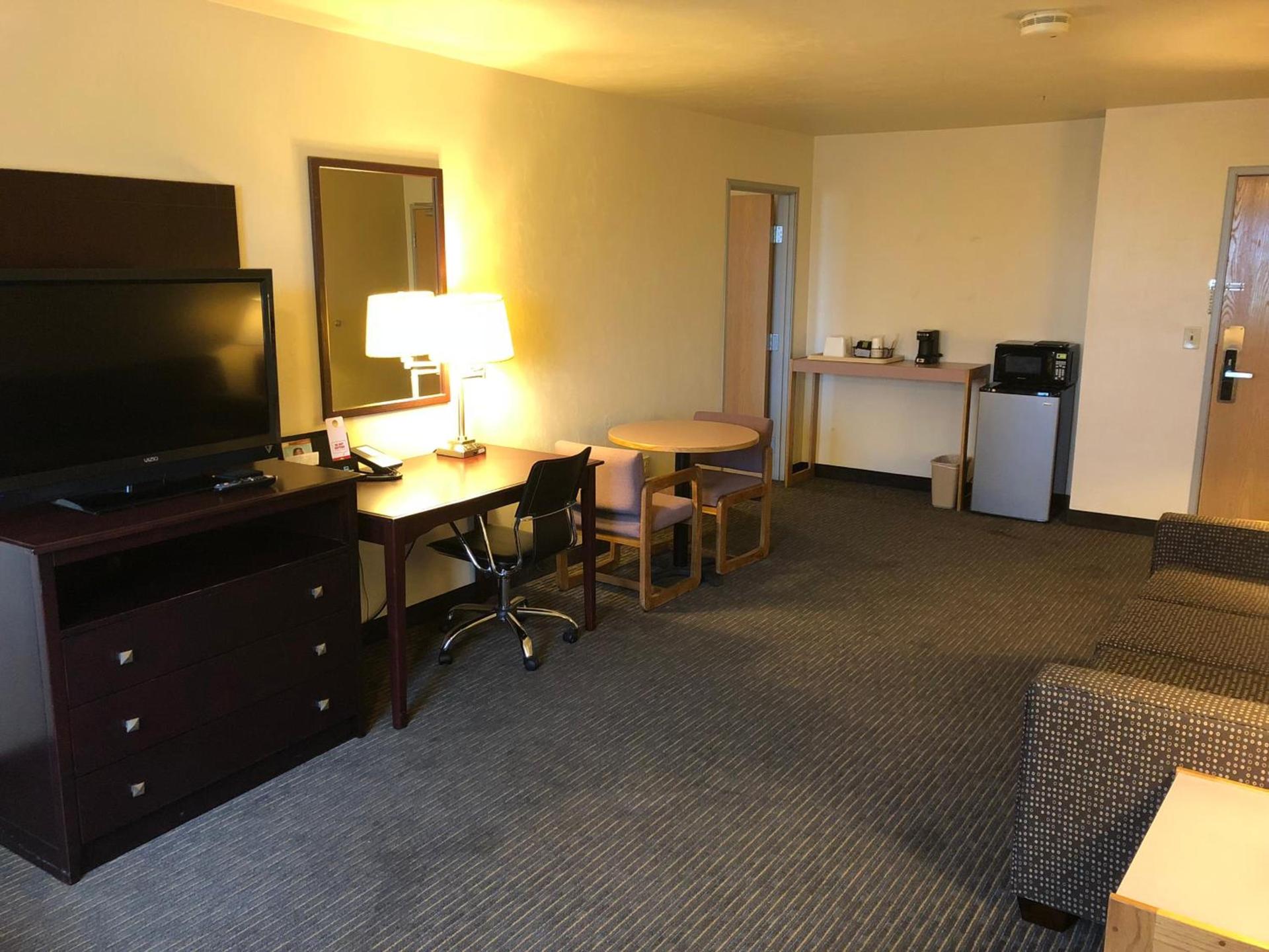 Super 8 by Wyndham Woodburn photo 13