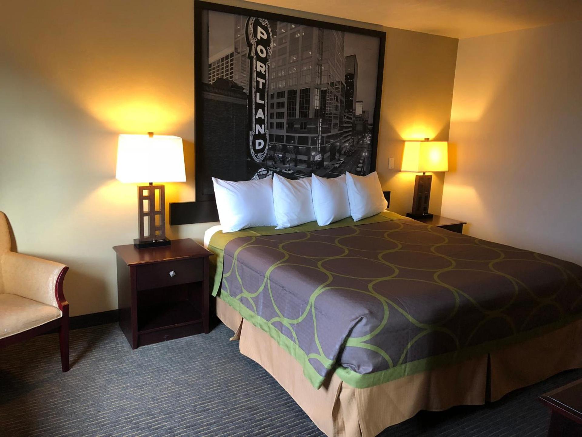 Super 8 by Wyndham Woodburn photo 14