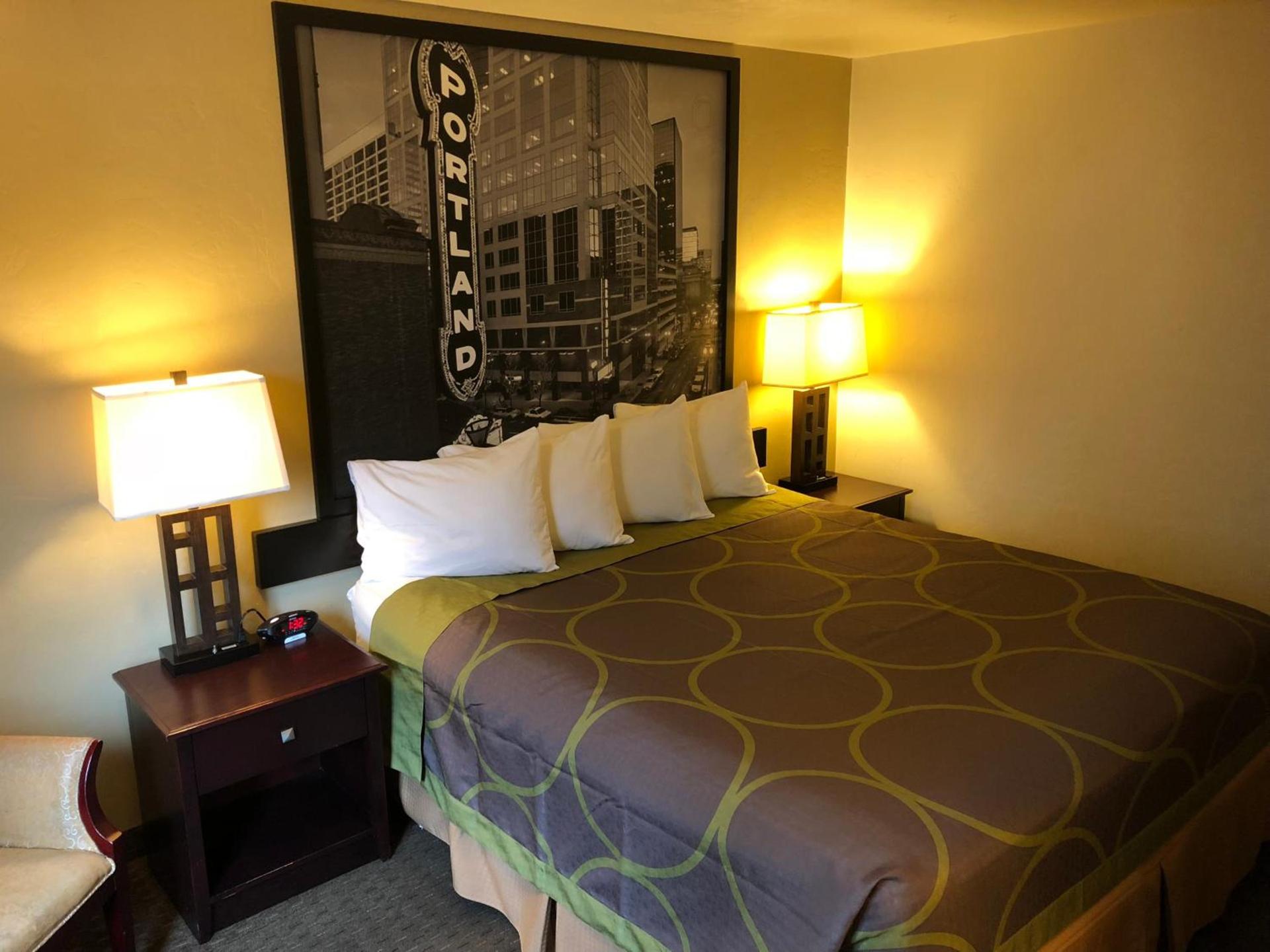 Super 8 by Wyndham Woodburn photo 15