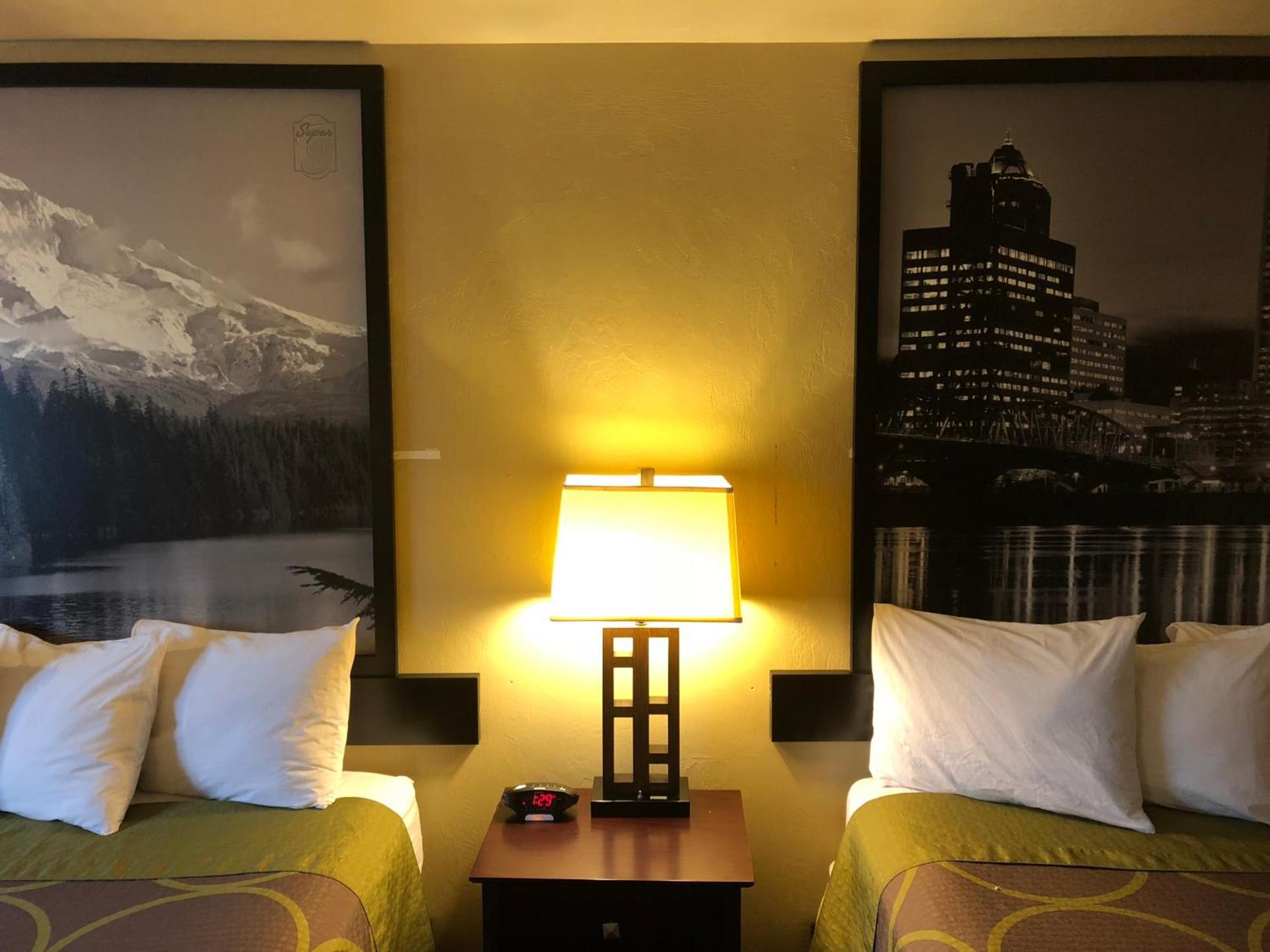 Super 8 by Wyndham Woodburn photo 18