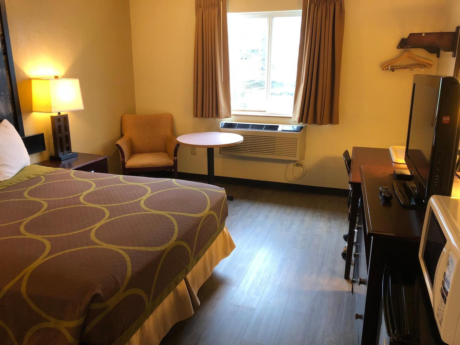 Super 8 by Wyndham Woodburn photo 22
