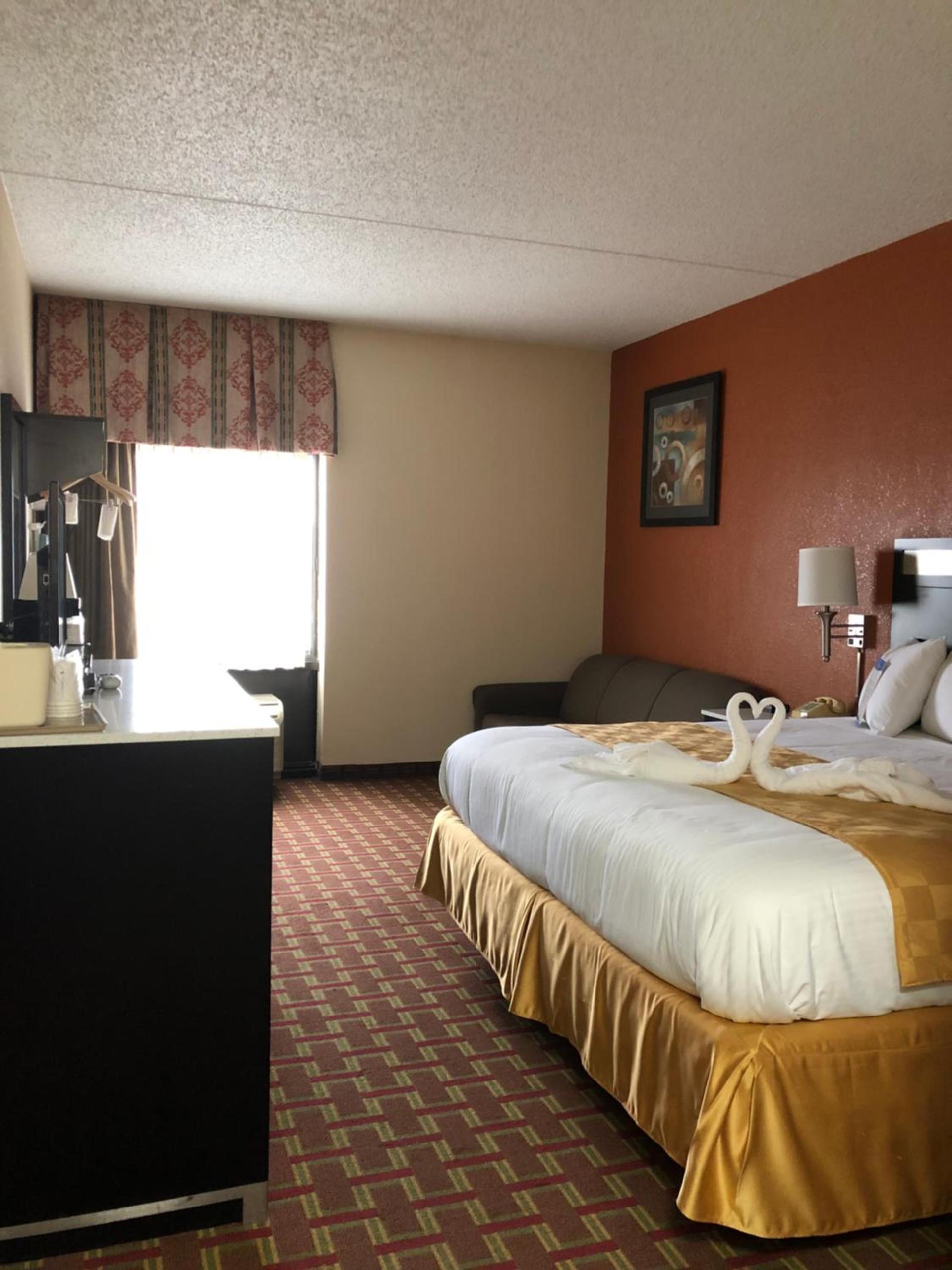 Baymont by Wyndham Cincinnati Sharonville photo 25