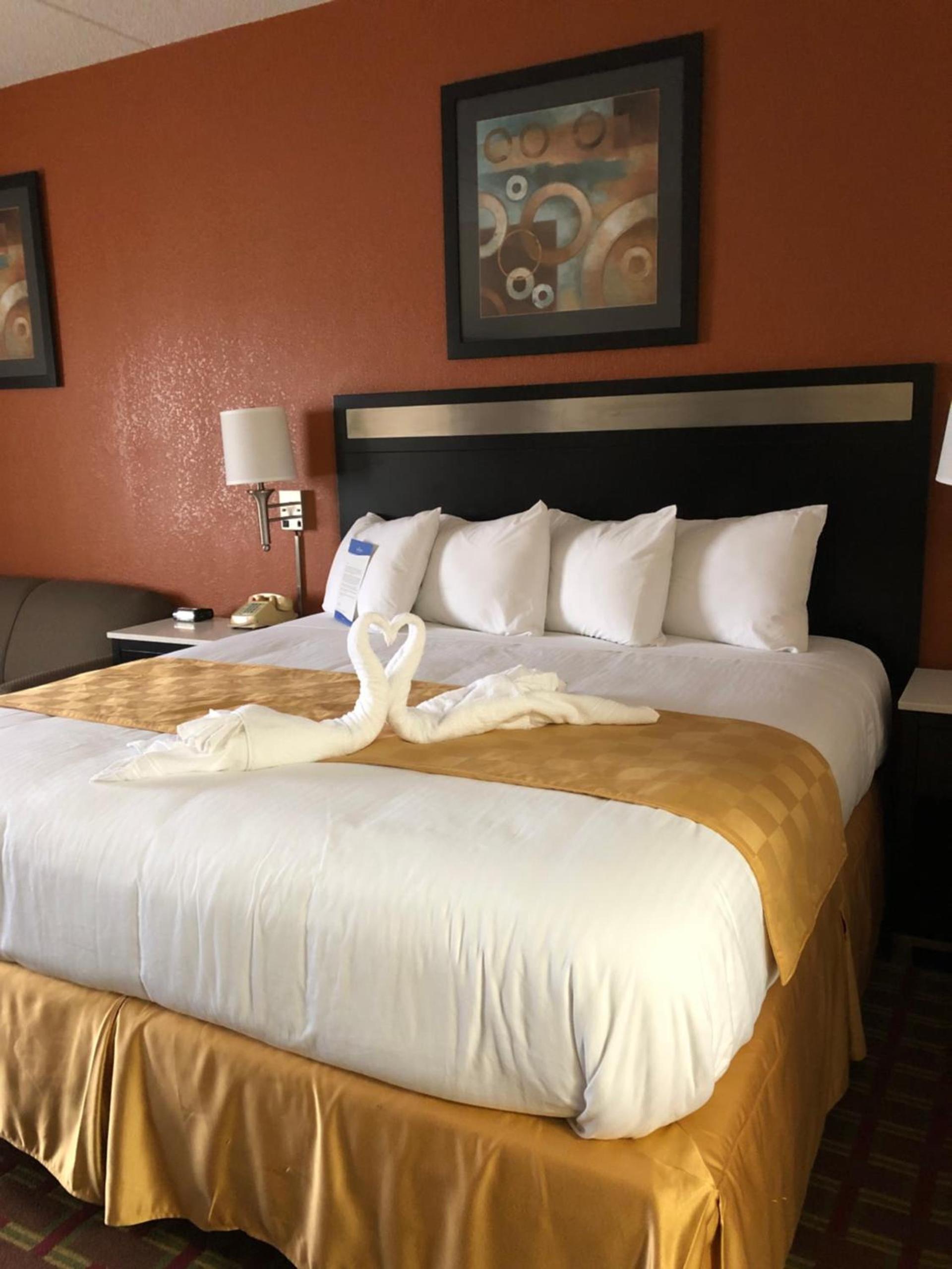 Baymont by Wyndham Cincinnati Sharonville photo 17