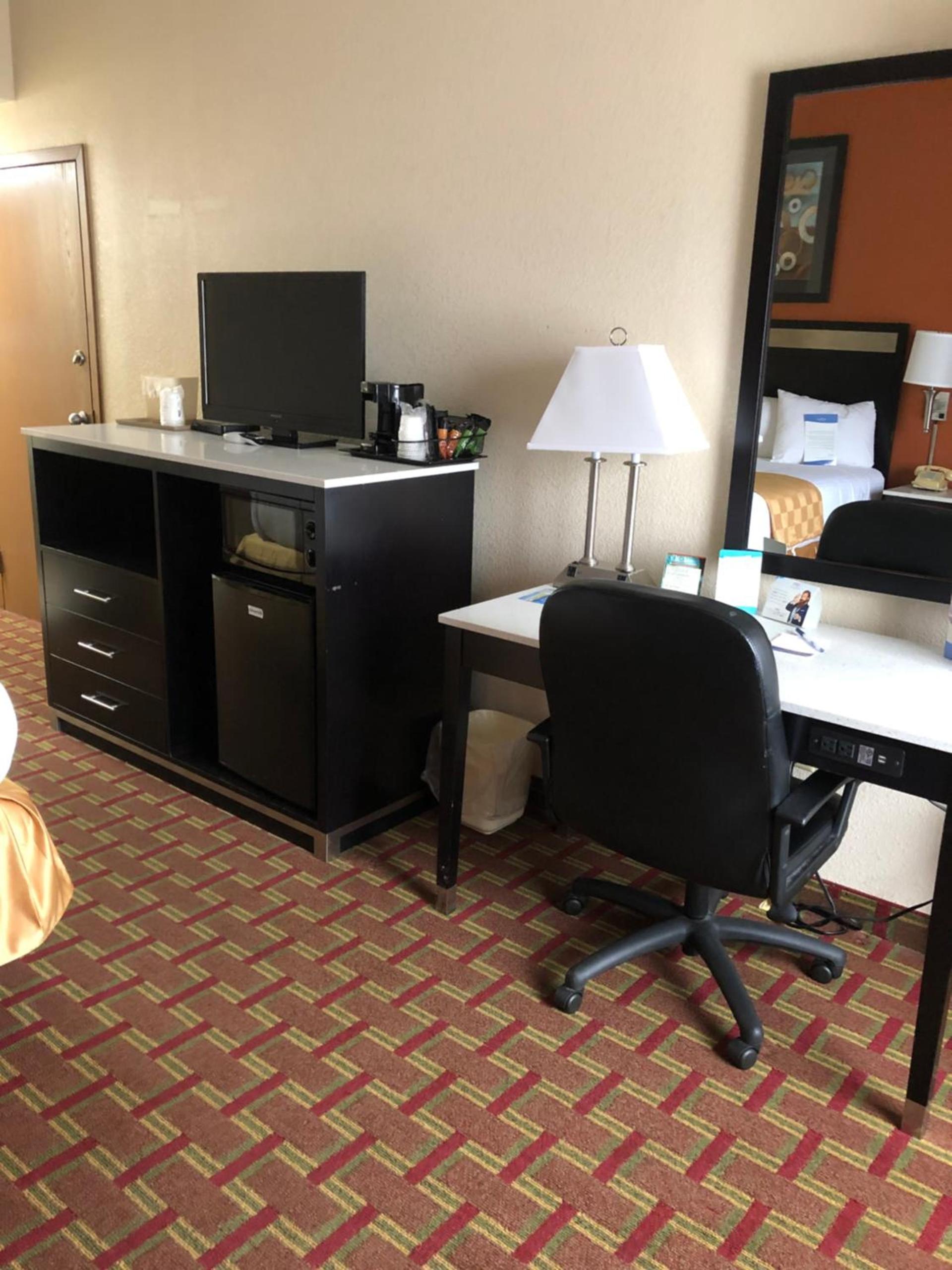 Baymont by Wyndham Cincinnati Sharonville photo 22