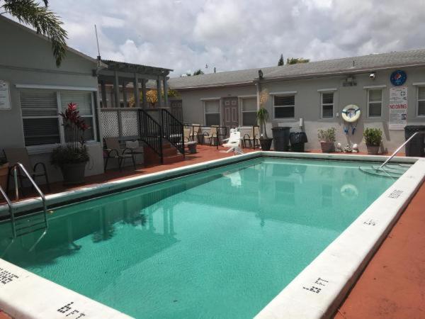 Richard's Motel Courtyard photo 14