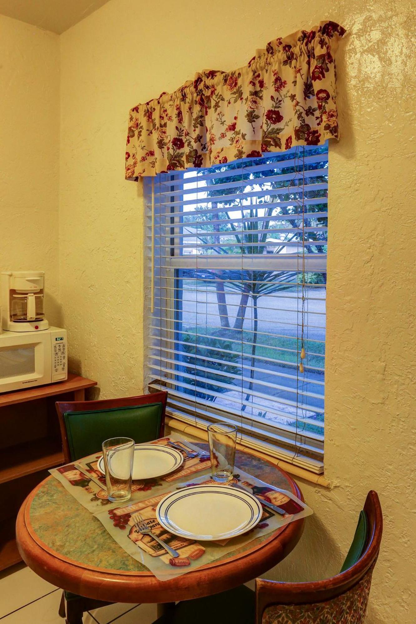 Richard's Motel Courtyard photo 26
