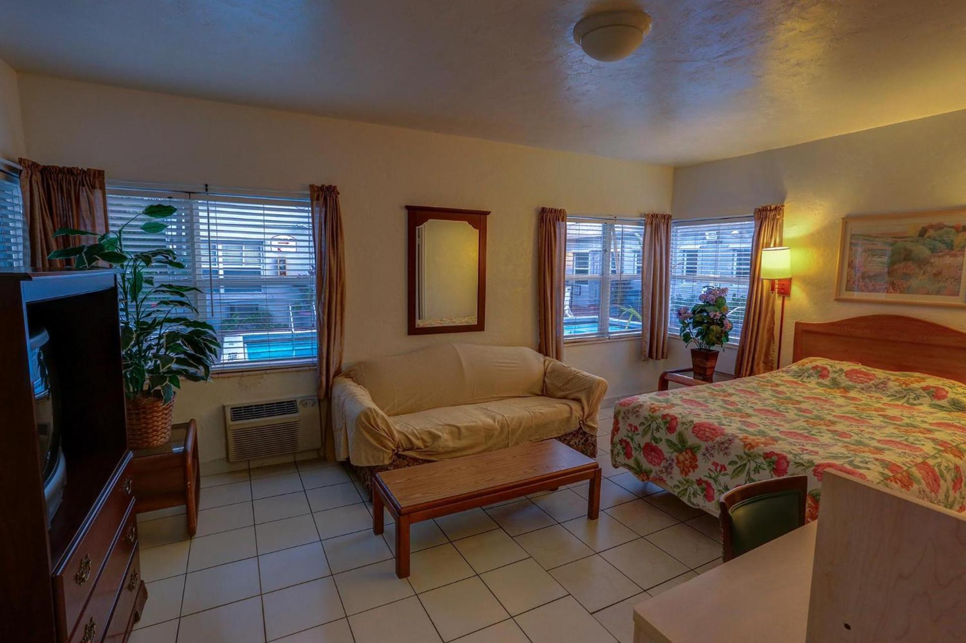 Richard's Motel Courtyard photo 24