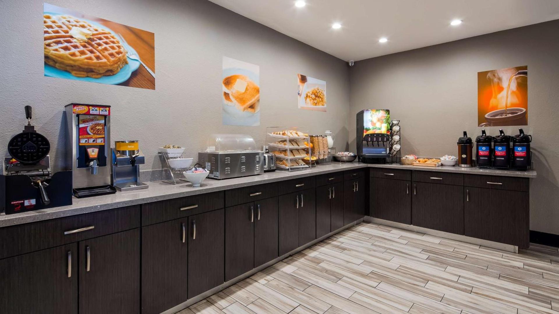 SureStay Plus Hotel by Best Western Point Richmond photo 11