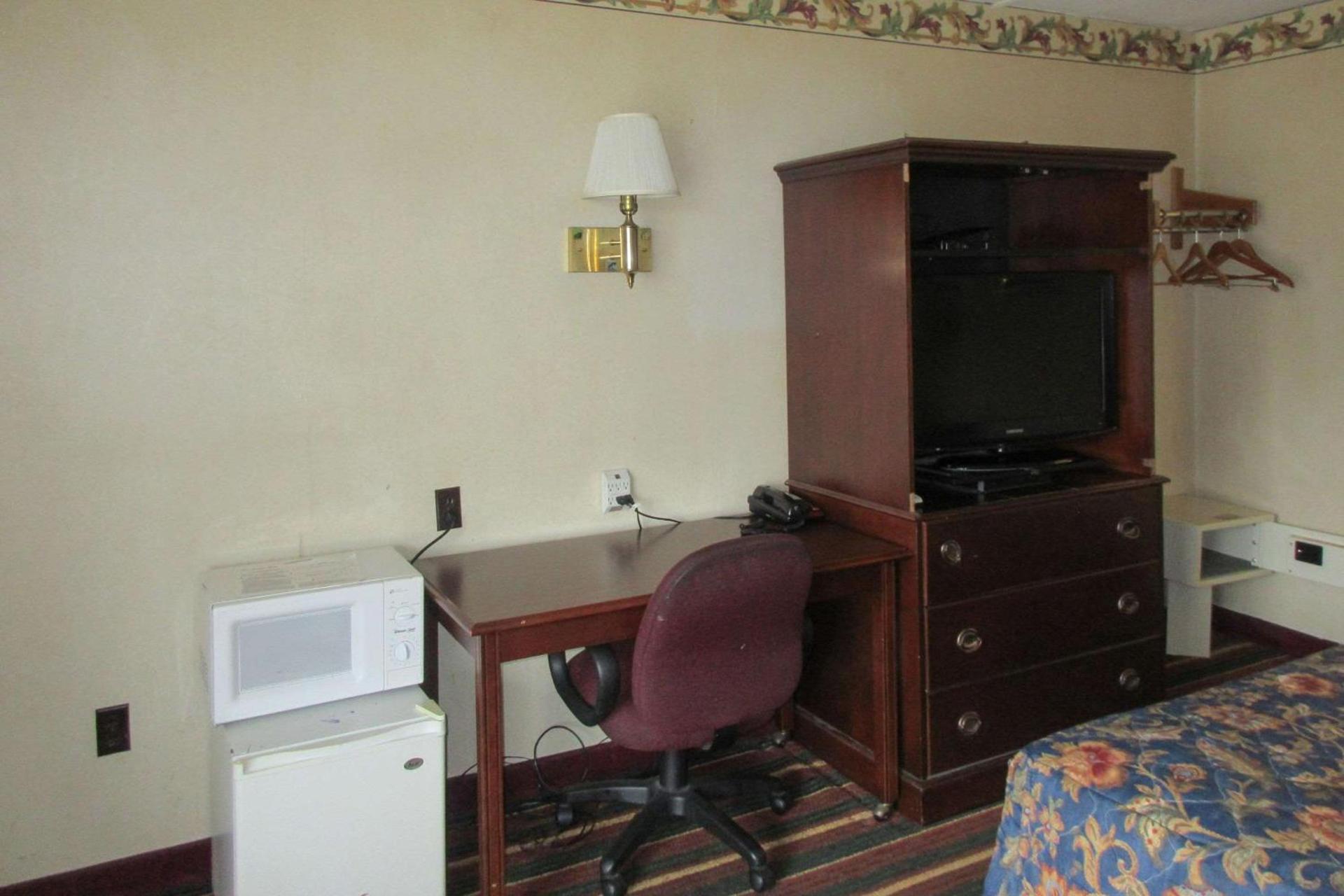 Rodeway Inn Dunmore photo 2