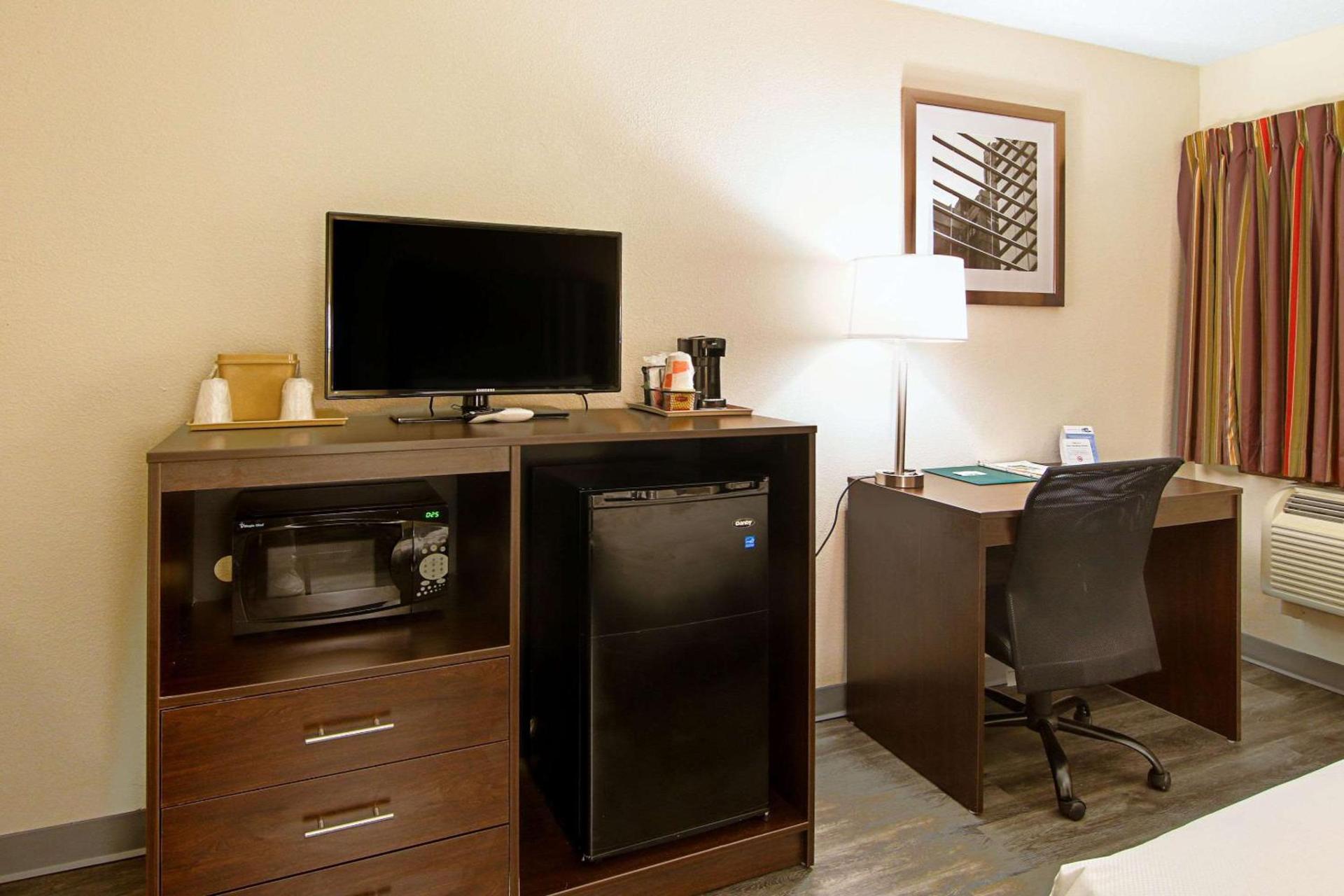 Quality Inn Plainfield I-395 photo 11