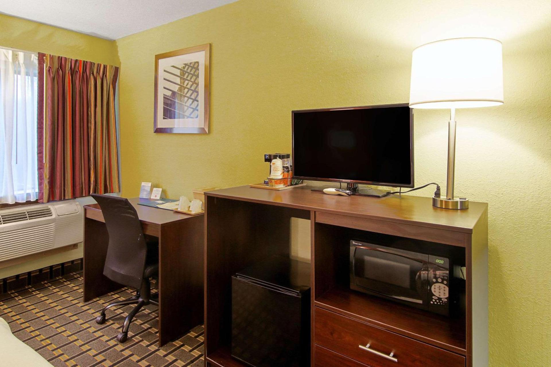 Quality Inn Plainfield I-395 photo 9