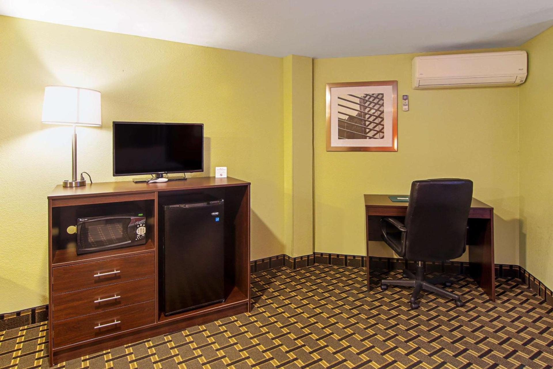 Quality Inn Plainfield I-395 photo 15