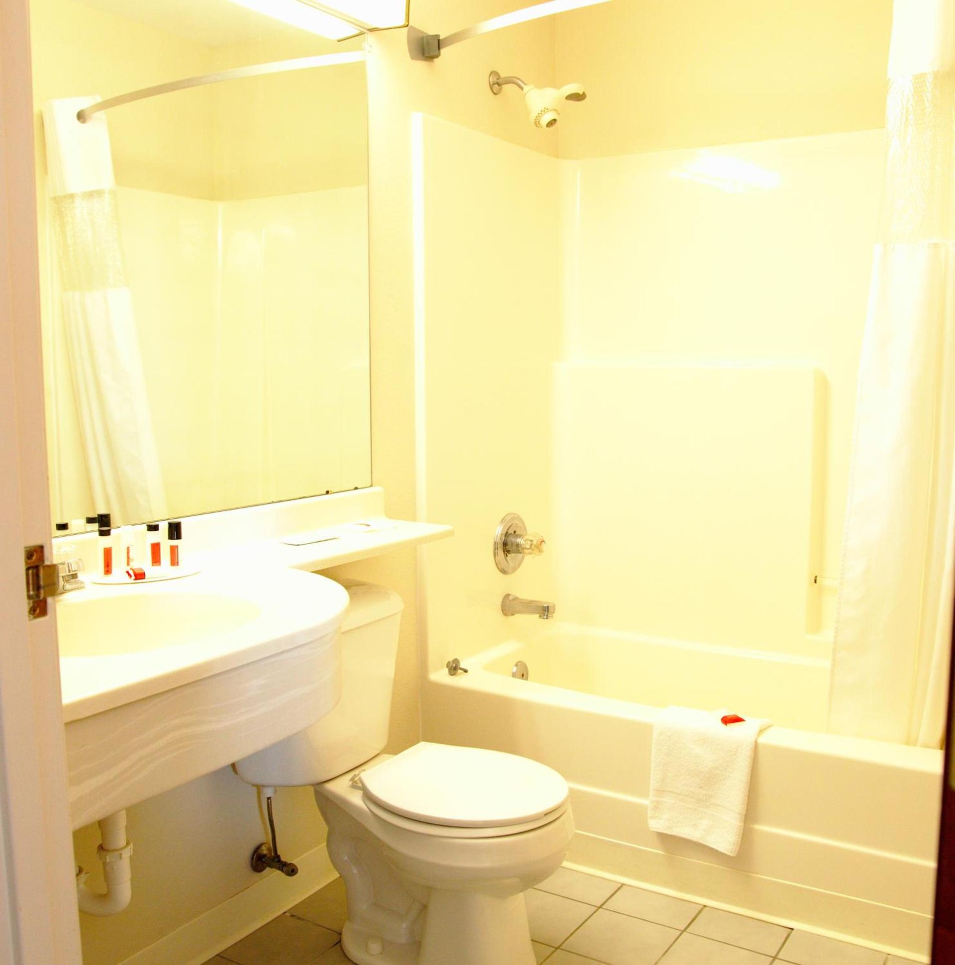 Ramada Limited Bloomington IL I-74/I-55 photo 17