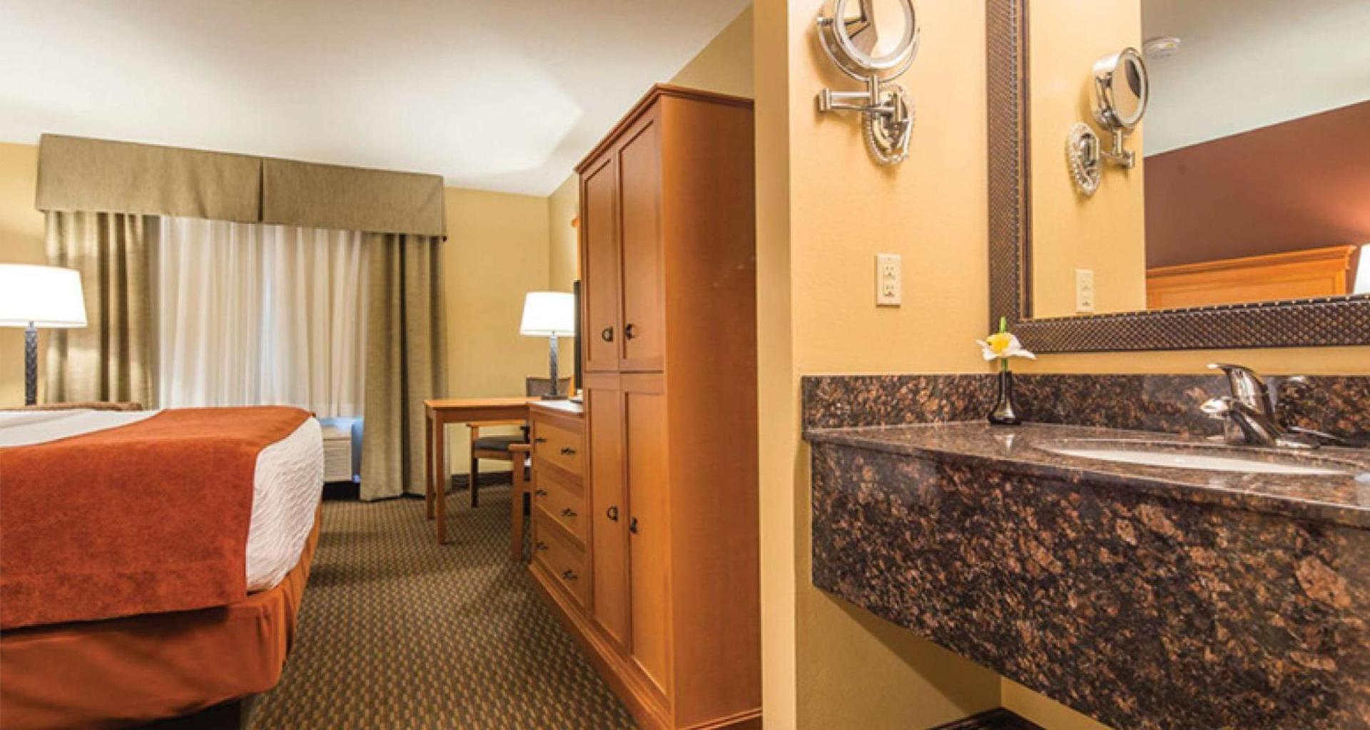 Best Western Plus Deer Park Hotel and Suites photo 10