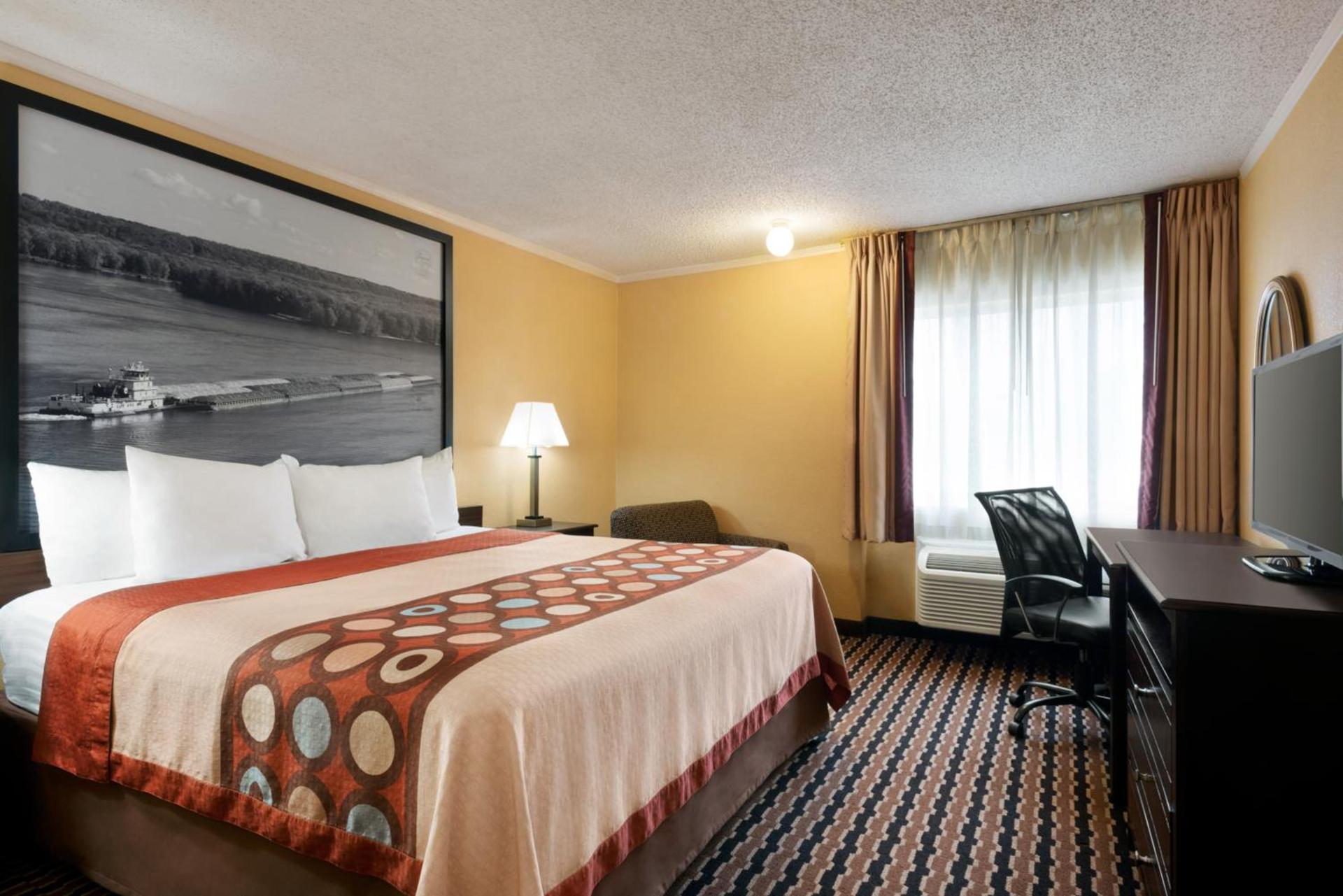 Super 8 by Wyndham Des Moines photo 13