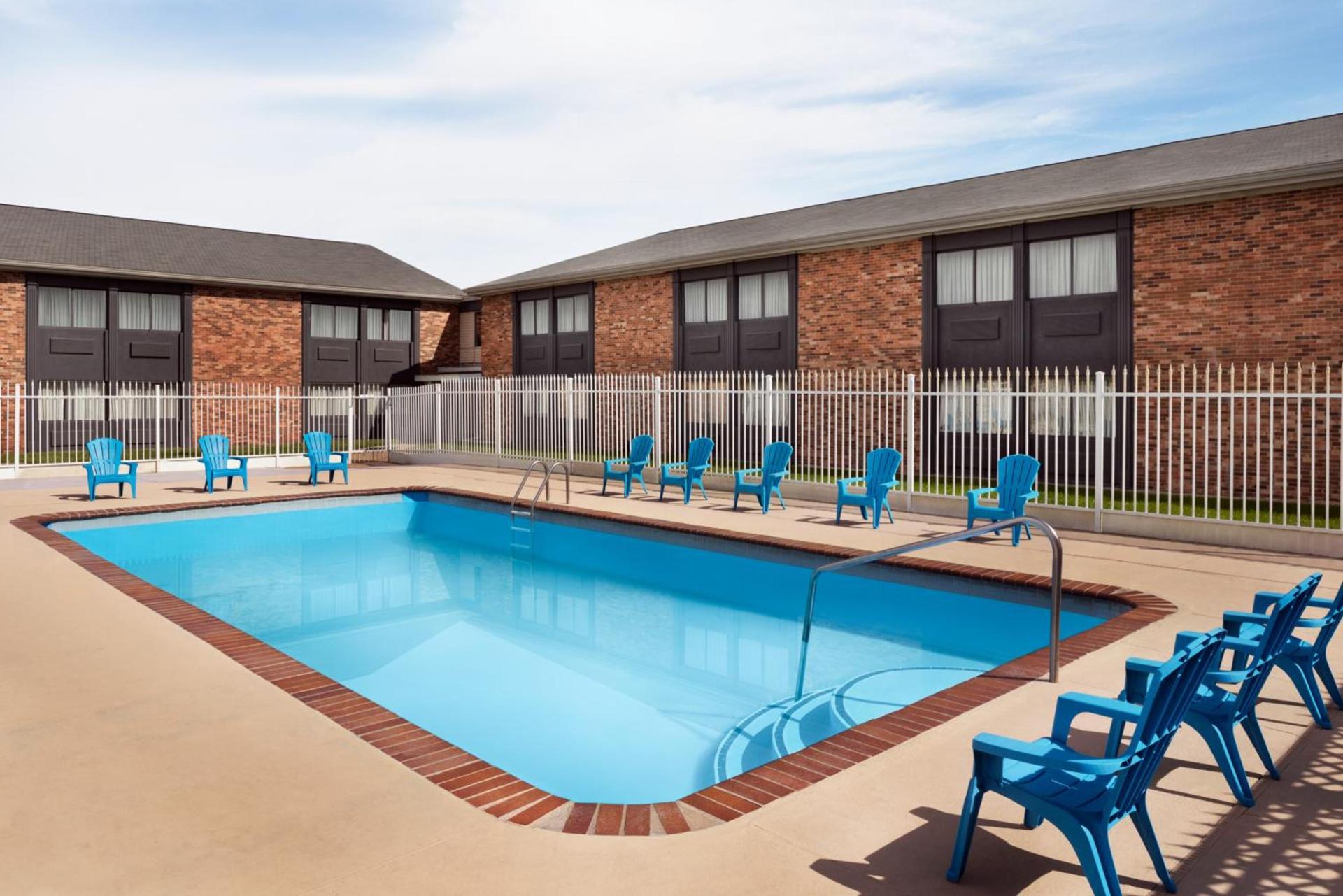 Super 8 by Wyndham Des Moines photo 3