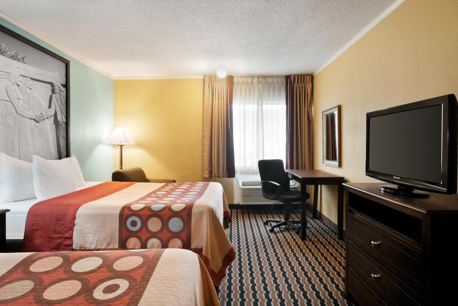 Super 8 by Wyndham Des Moines photo 10