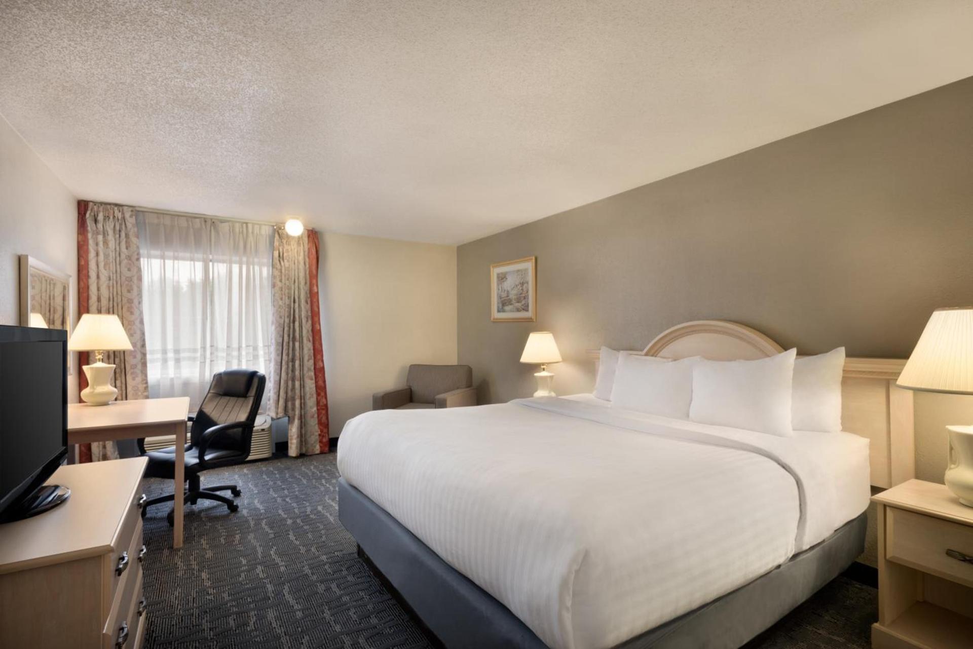 Baymont by Wyndham Des Moines North photo 43