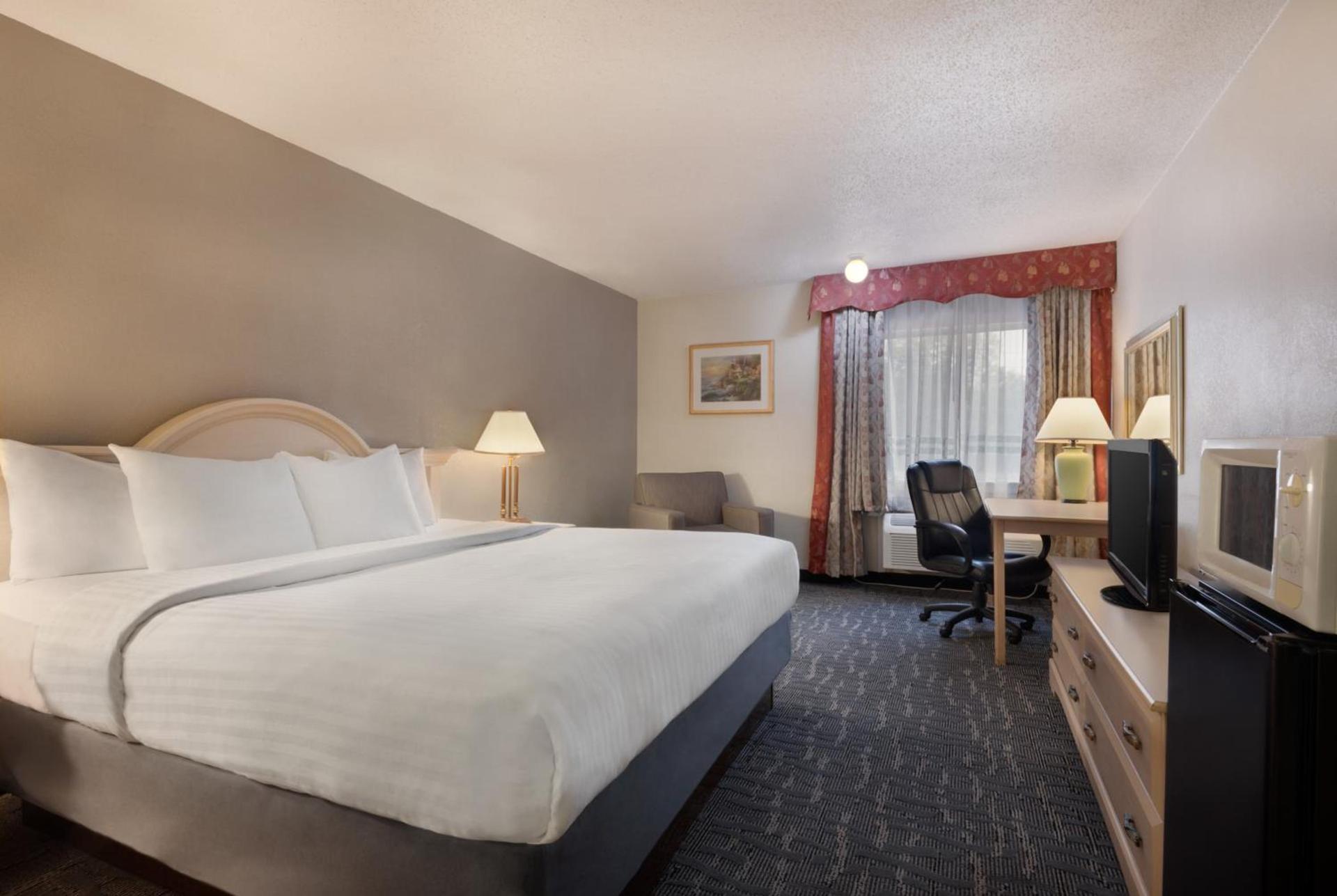Baymont by Wyndham Des Moines North photo 45