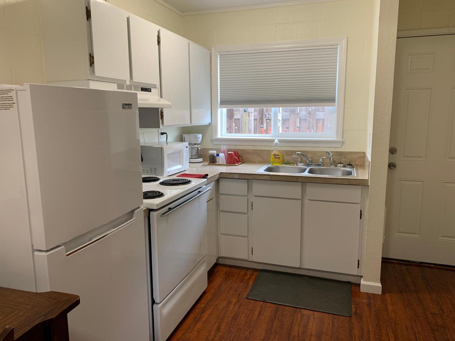 Townhouse Inn & Suites photo 11