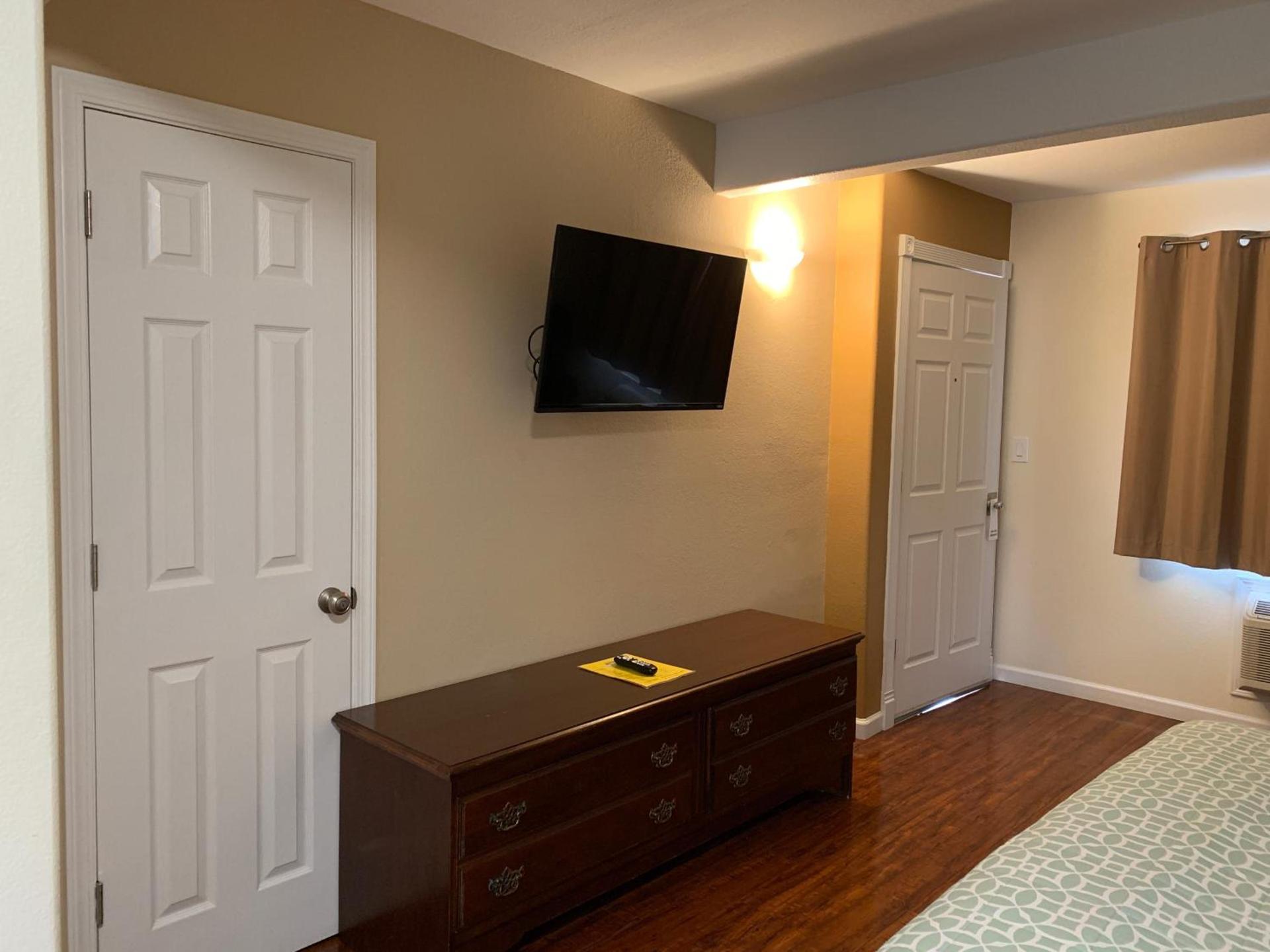 Townhouse Inn & Suites photo 16