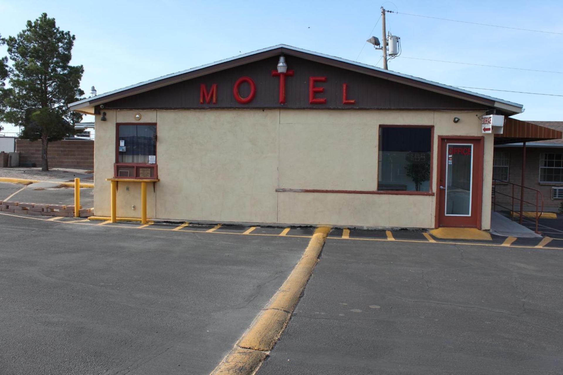 Deluxe Inn Motel photo 1