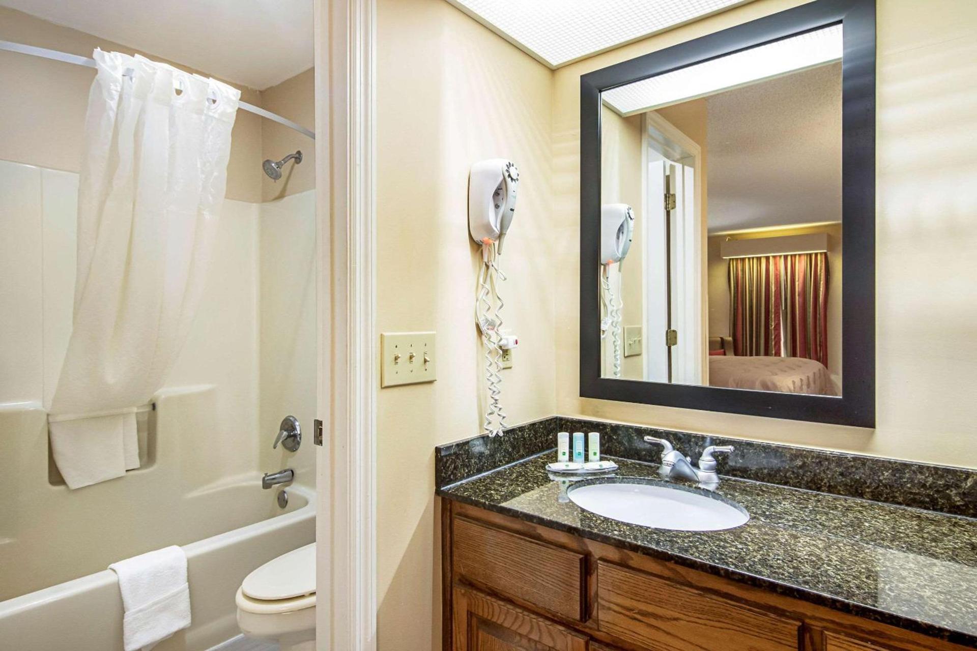 Quality Inn Thomaston photo 17