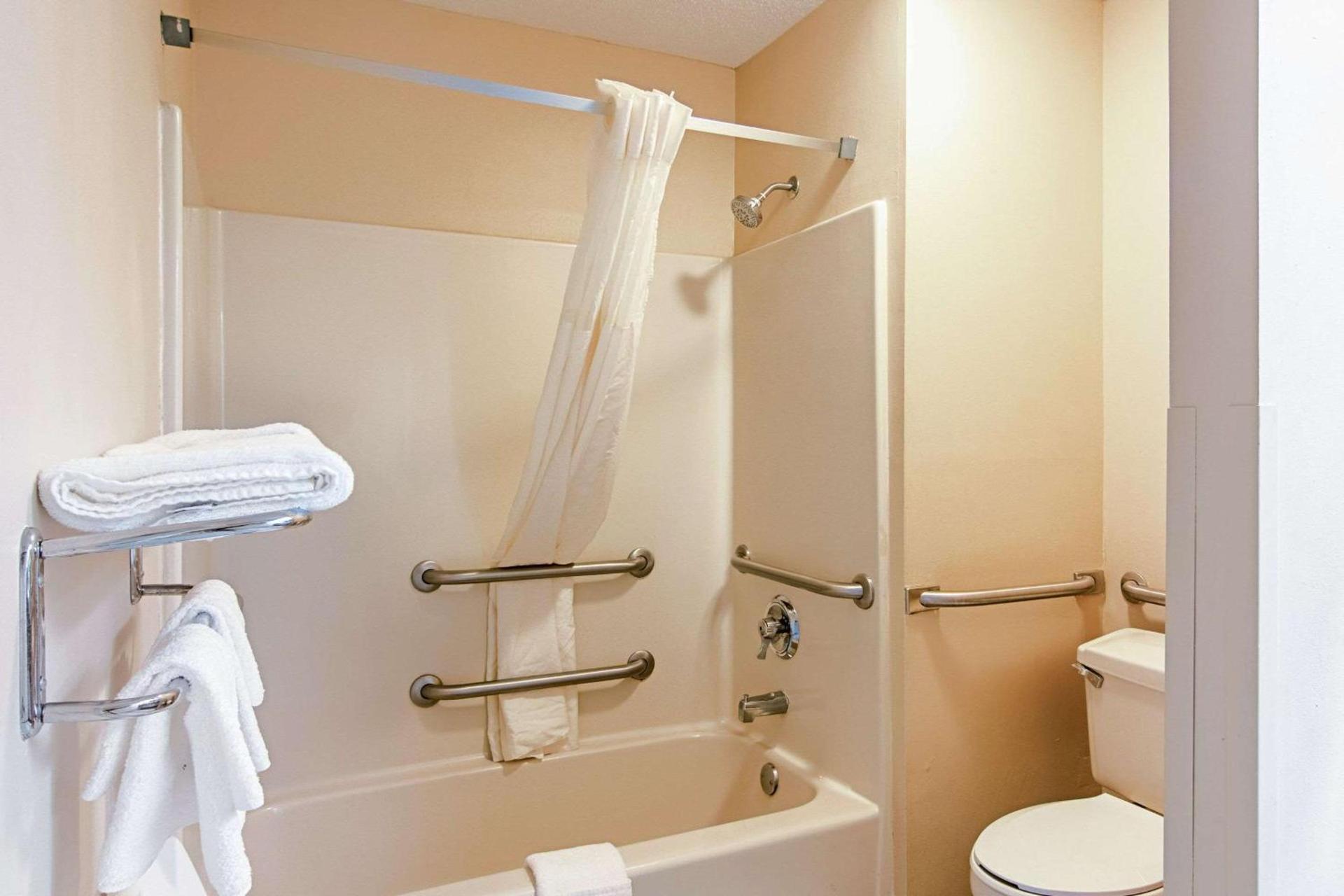 Quality Inn Thomaston photo 19