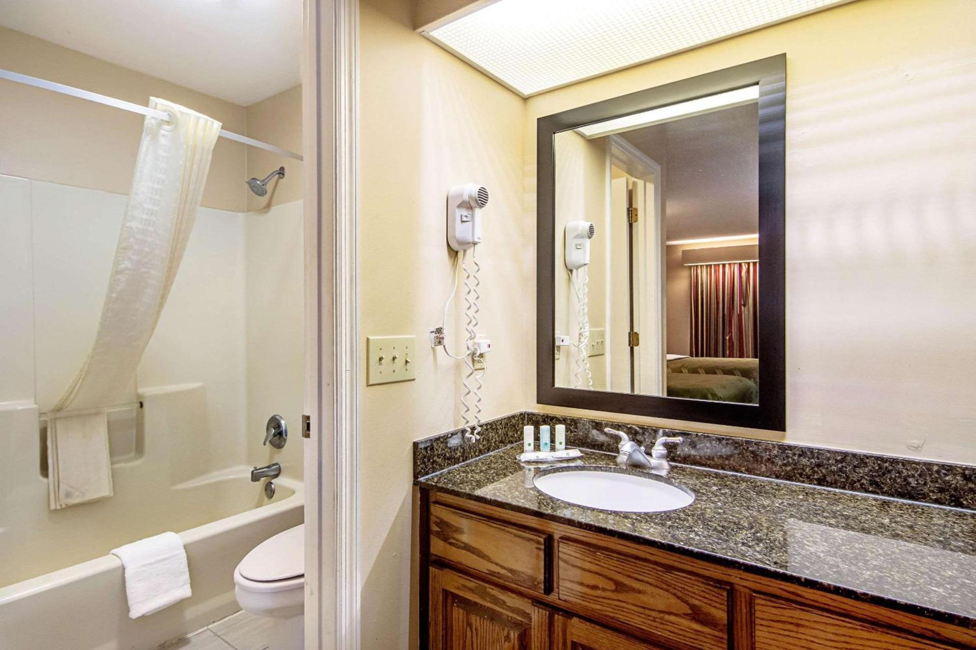 Quality Inn Thomaston photo 16