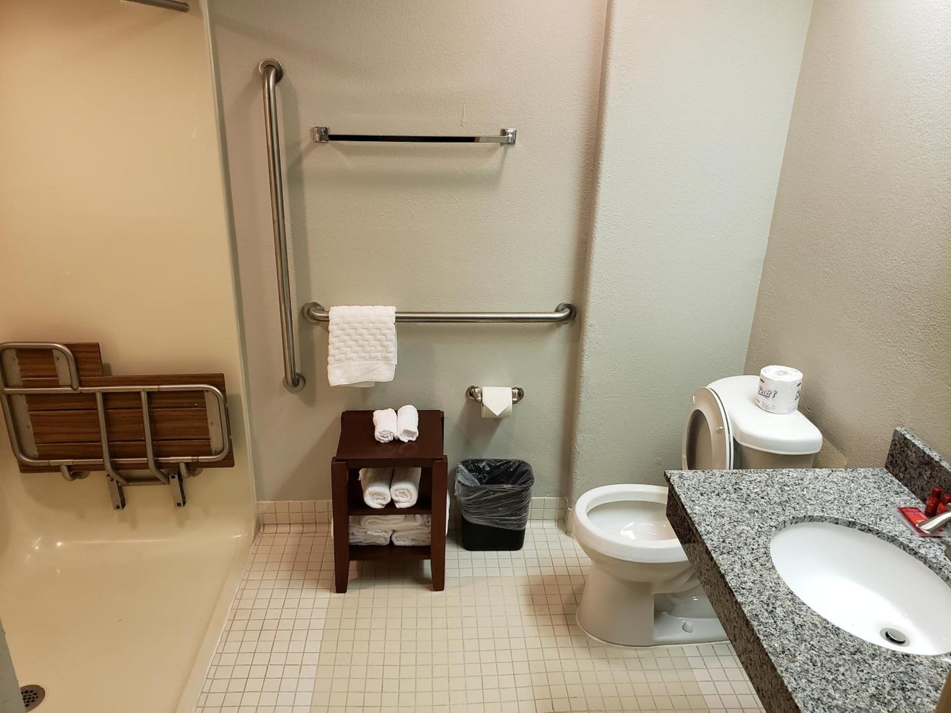Days Inn by Wyndham Thornton photo 44